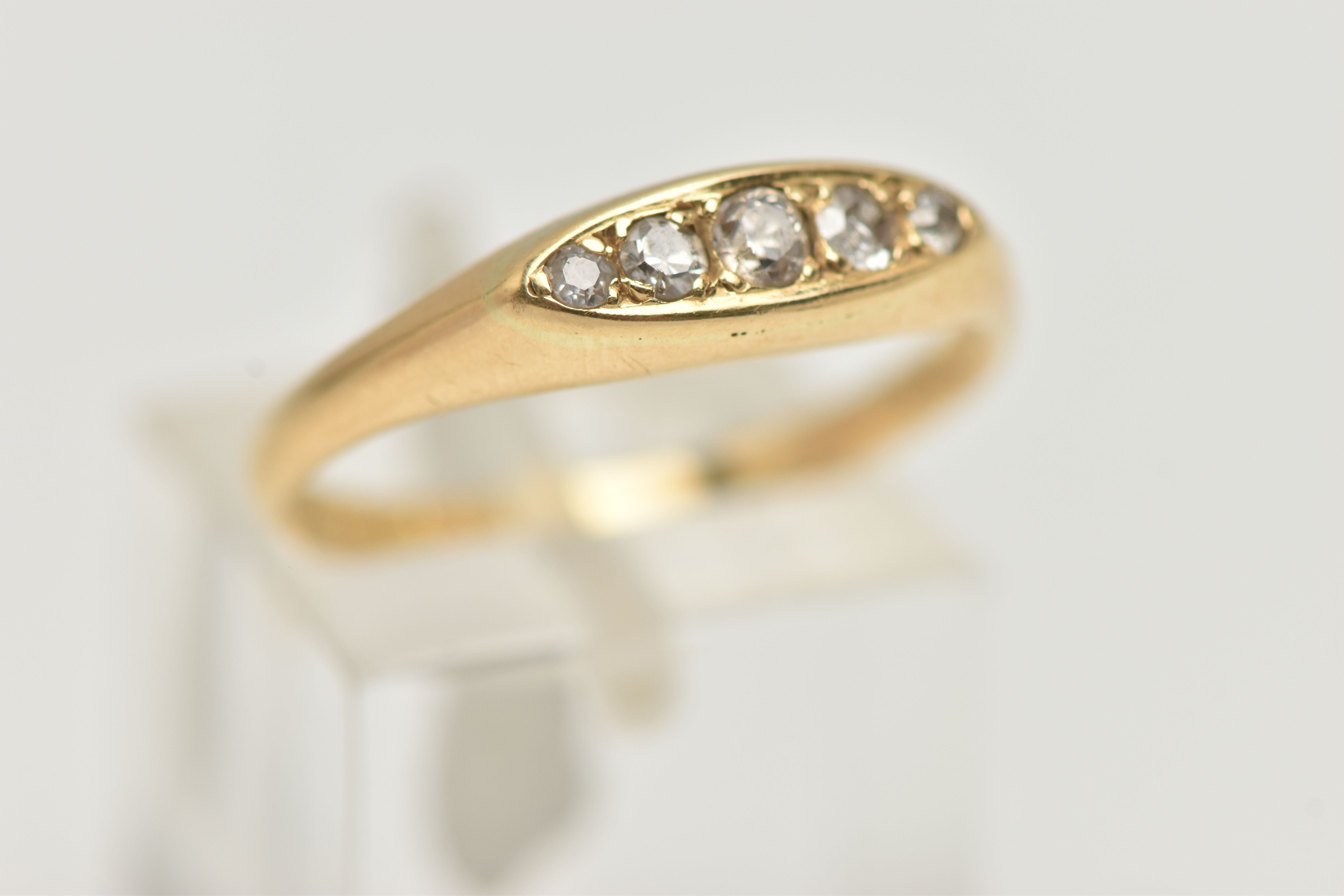 AN 18CT GOLD DIAMOND BOAT RING, set with five graduated diamonds, estimated total diamond weight 0. - Image 4 of 4
