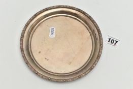 AN ELIZABETH II SHALLOW DISH, circular form with zoomorphic Celtic design to the border, approximate