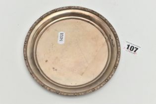 AN ELIZABETH II SHALLOW DISH, circular form with zoomorphic Celtic design to the border, approximate