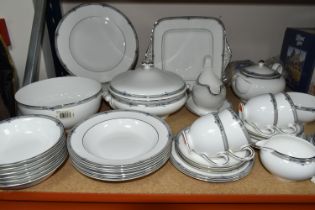 A QUANTITY OF WEDGWOOD 'AMHERST' DINNERWARE, comprising a salad/fruit bowl, covered tureen, gravy