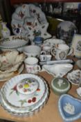 A COLLECTION OF NAMED CERAMIC GIFTWARES ETC, to include Wedgwood trinket dishes and trays, Royal