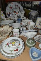 A COLLECTION OF NAMED CERAMIC GIFTWARES ETC, to include Wedgwood trinket dishes and trays, Royal