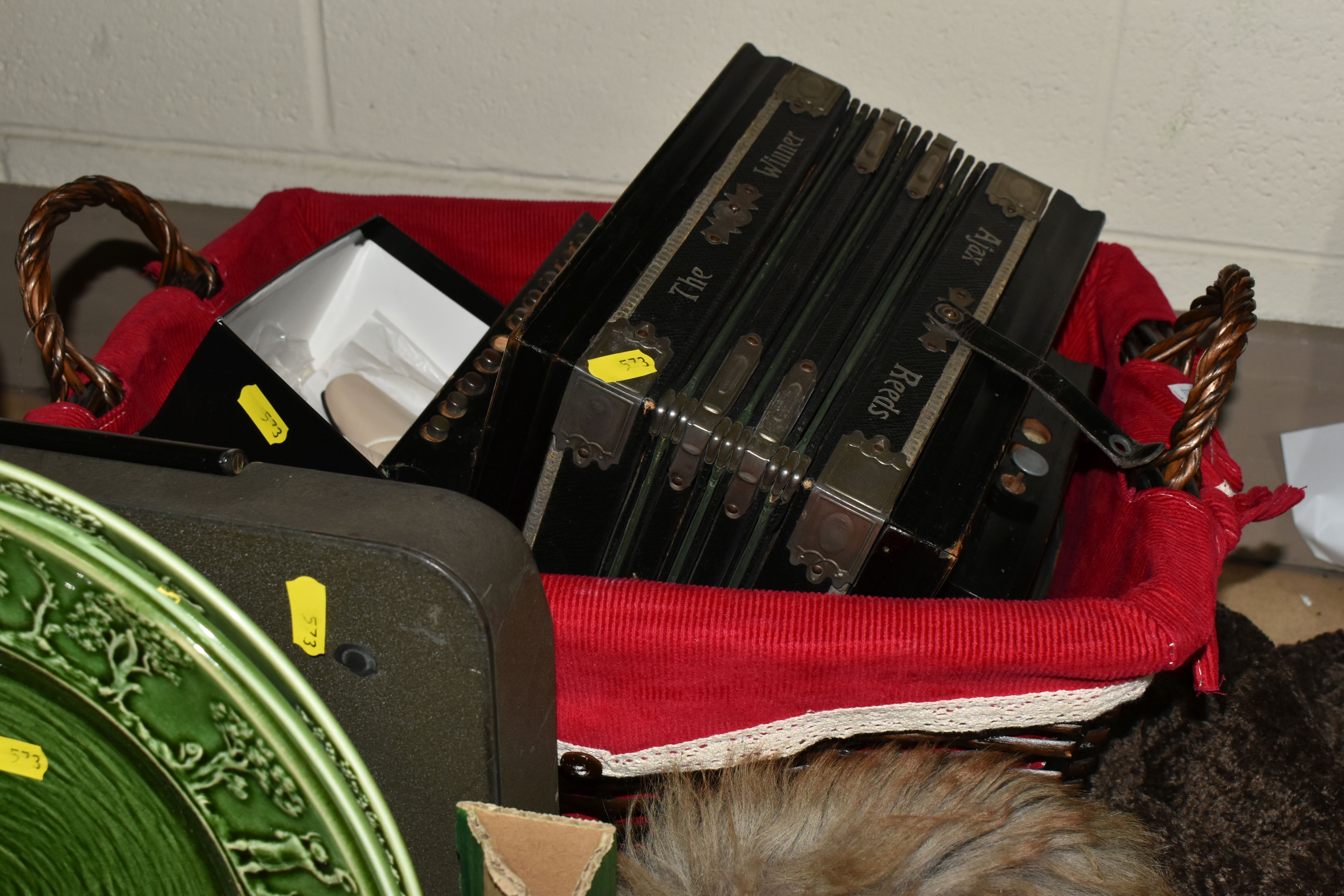 TWO BOXES AND LOOSE VINTAGE SUNDRIES, to include a group of T.G Green & Co. Ltd - Church Gresley - Image 5 of 8