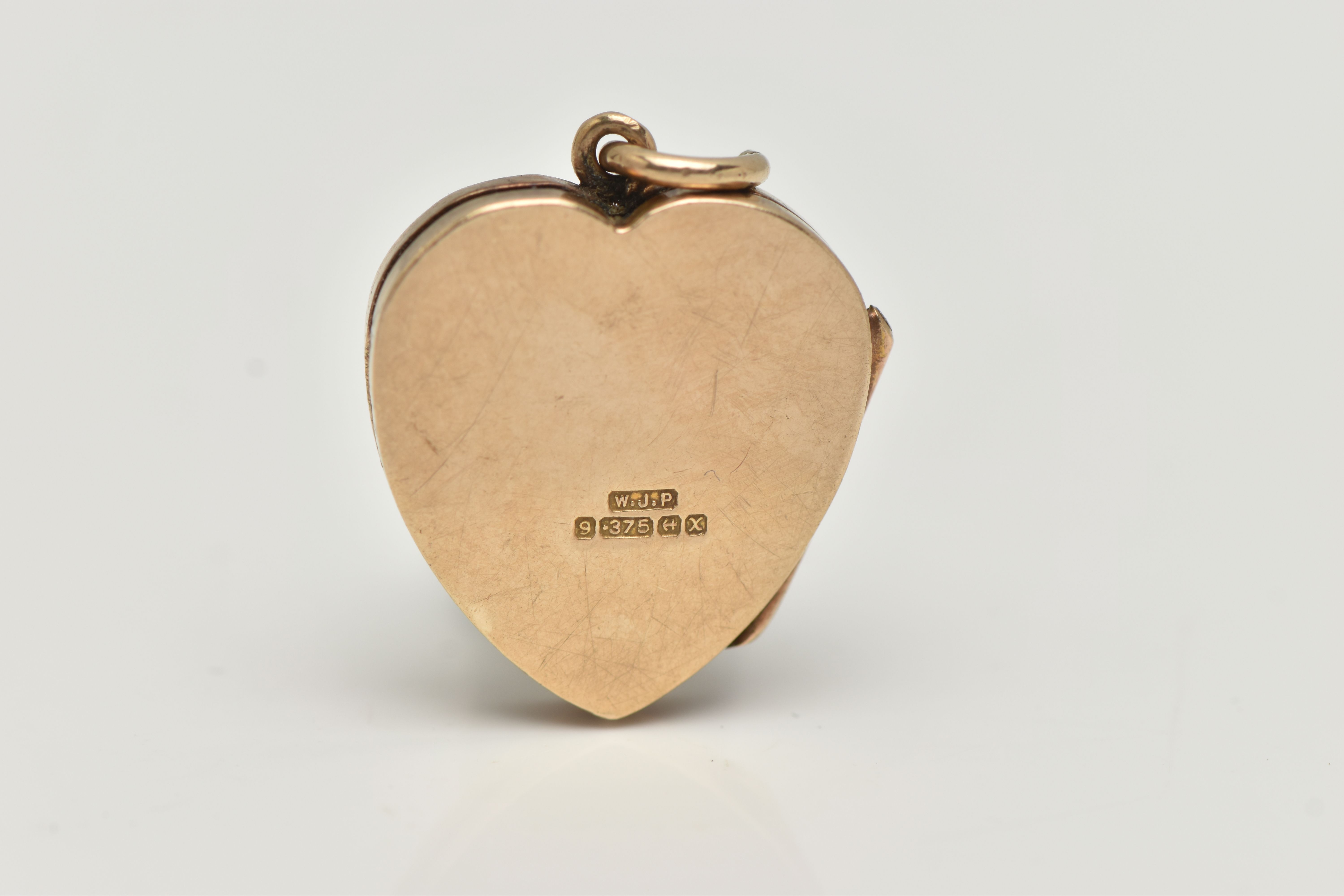 A 9CT GOLD LOCKET, heart form with etched scrolling acanthus detail and a vacant banner style - Image 2 of 3