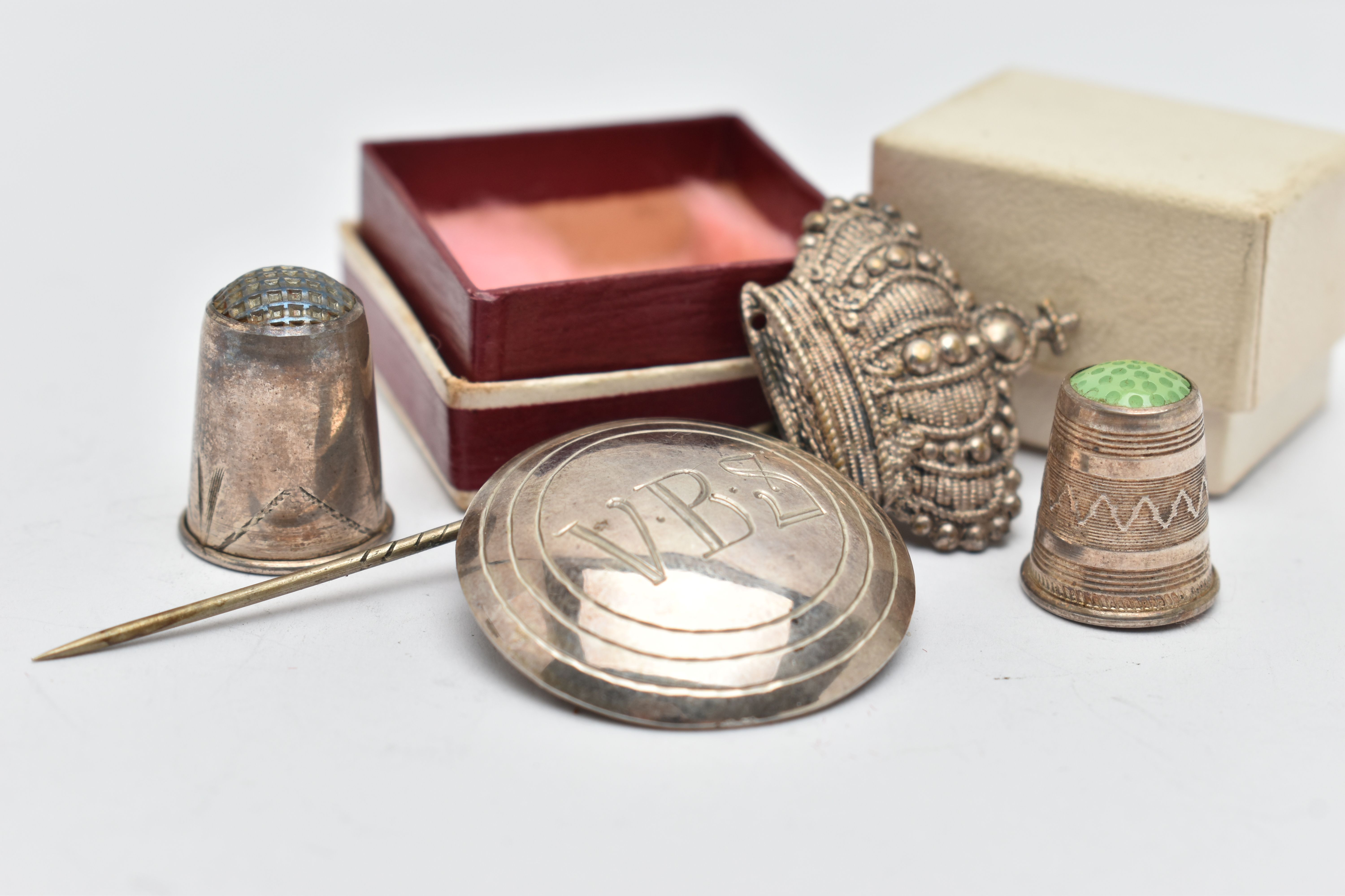 ASSORTED ITEMS, to include a silver circular brooch, engraved 'V.B.S', stamped with Swiss control - Image 2 of 3