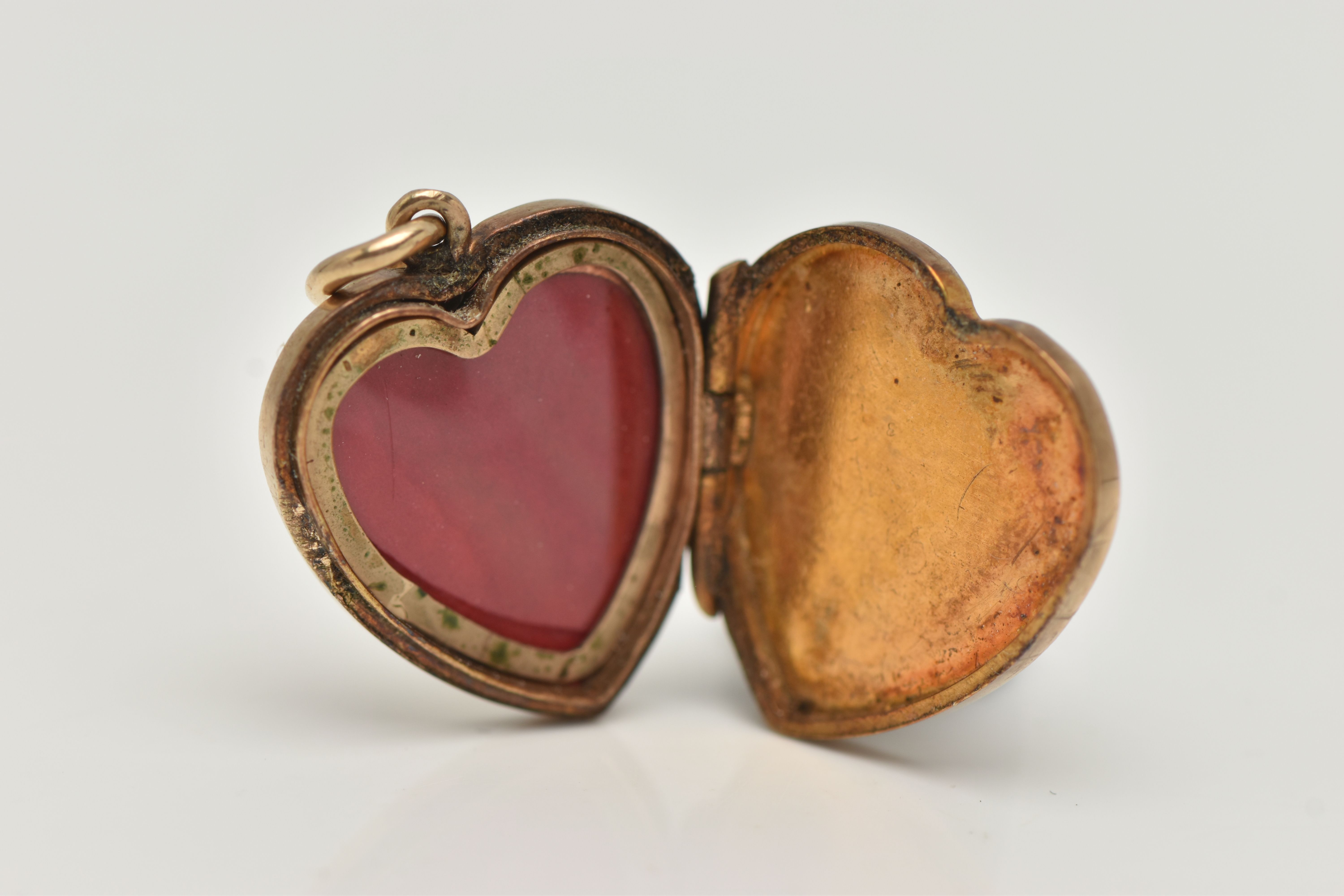 A 9CT GOLD LOCKET, heart form with etched scrolling acanthus detail and a vacant banner style - Image 3 of 3