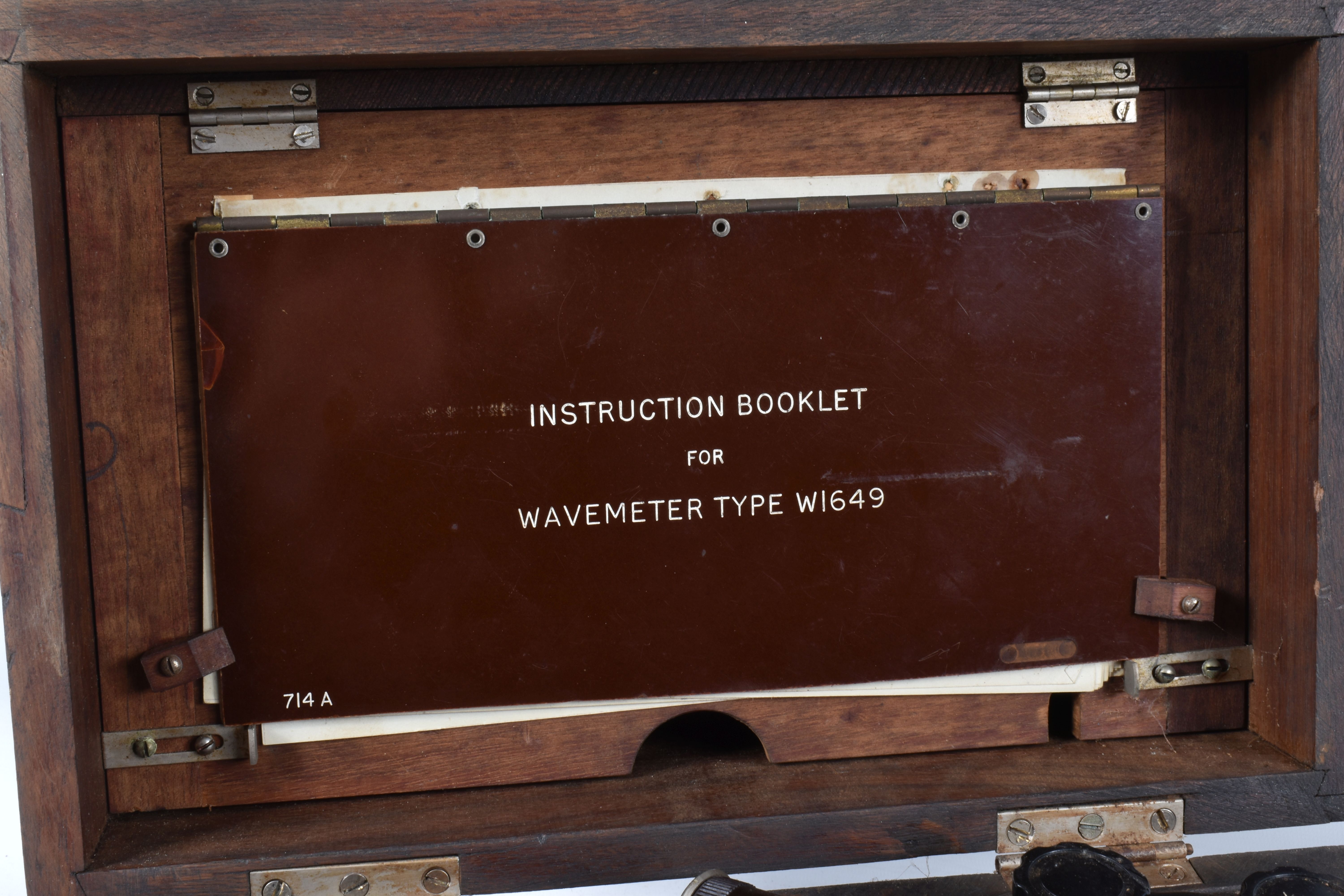 A MILITARY W1649 WAVEMETER IN A WOODEN CASE, this comes in a fitted box with a hinged top and lock - Image 3 of 6