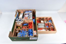 A QUANTITY OF BOXED AND UNBOXED VINTAGE LEGO ITEMS, mainly late 1960's/early 1970's, to include