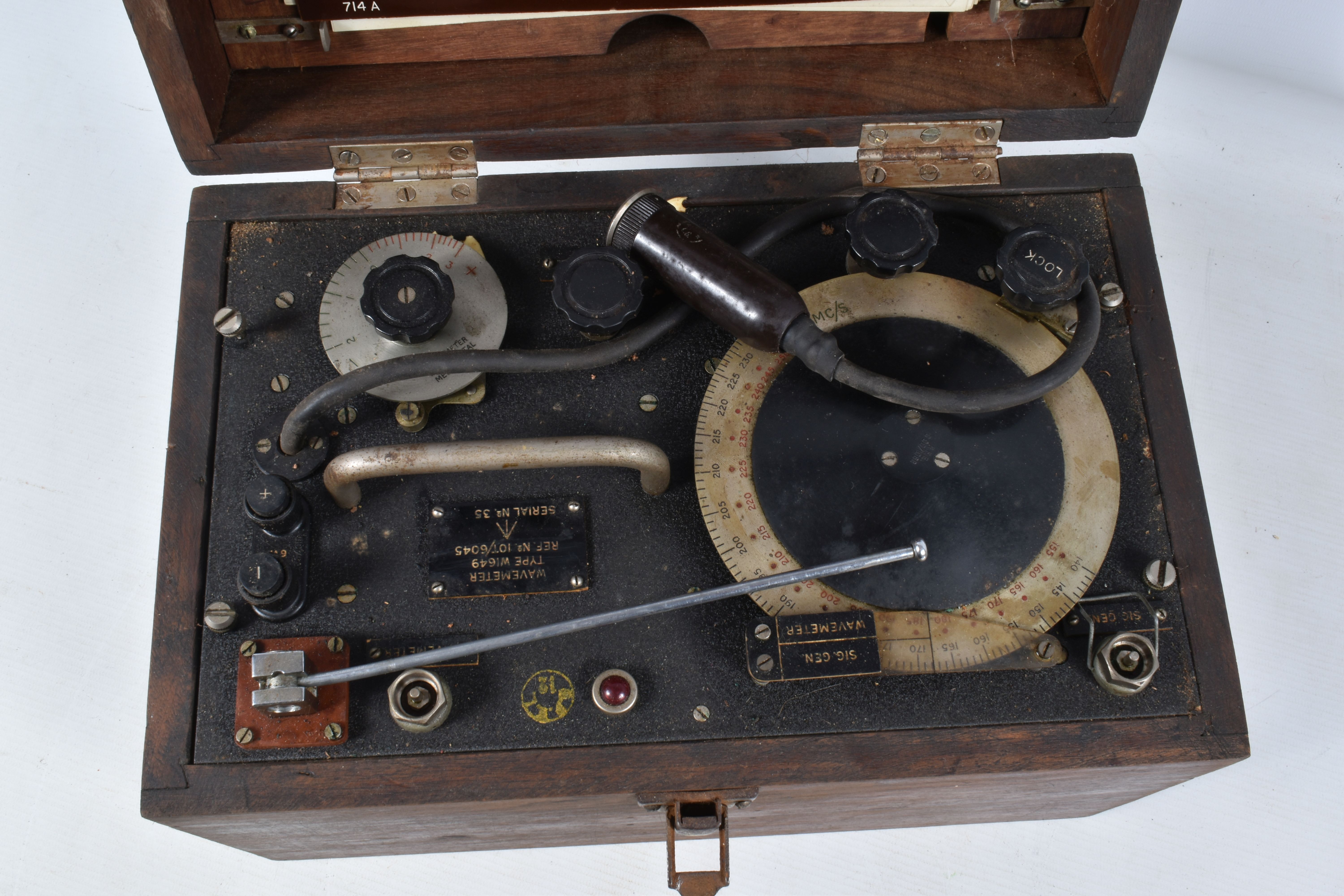 A MILITARY W1649 WAVEMETER IN A WOODEN CASE, this comes in a fitted box with a hinged top and lock - Image 2 of 6