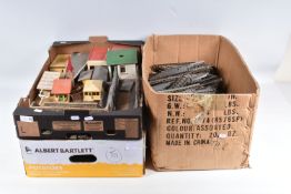 A QUANTITY OF UNBOXED AND ASSORTED OO GAUGE MODEL RAILWAY ITEMS, to include Tri-ang Steeple Cab