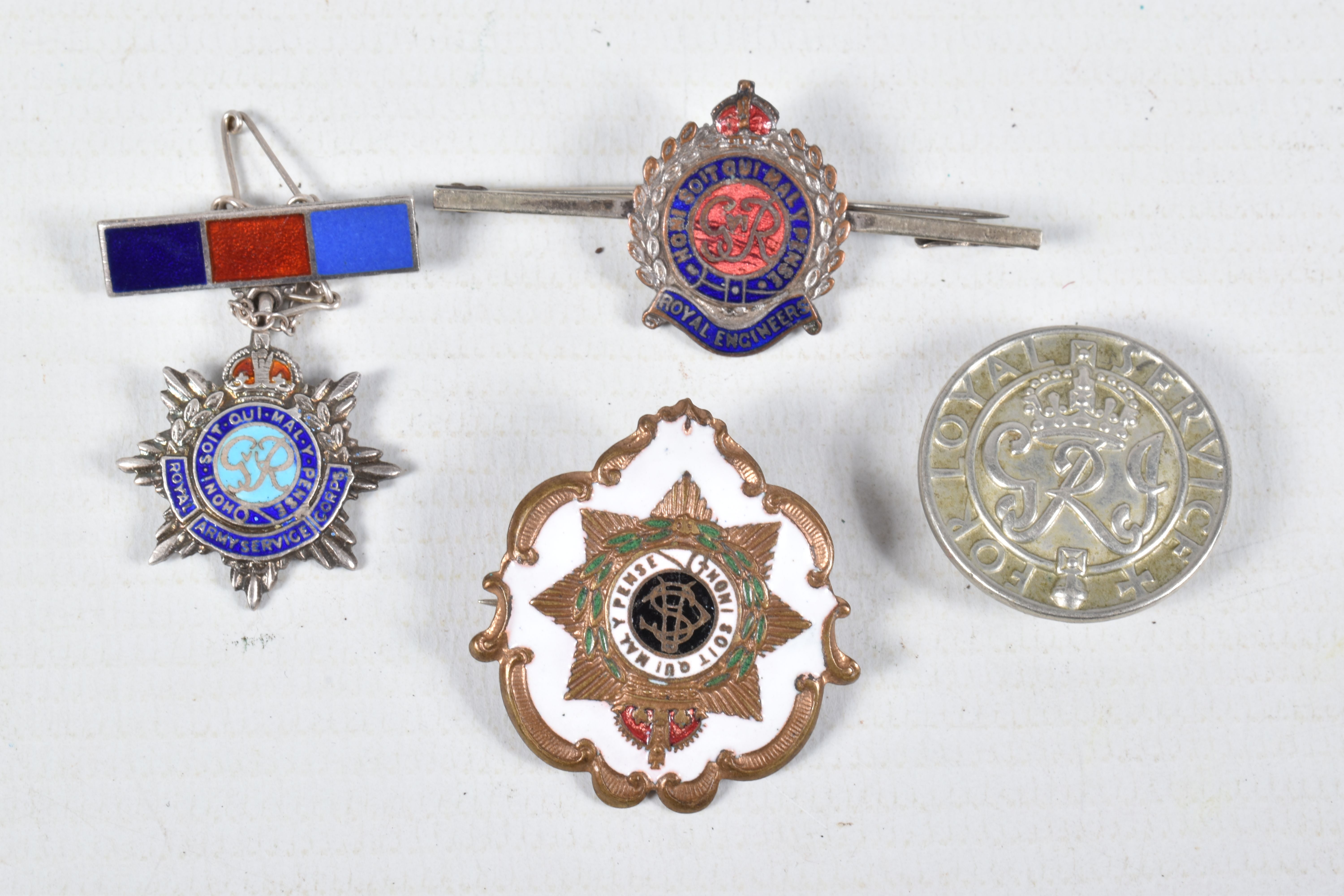 A COLLECTION OF WWI AND WWII BADGES, to include a male and femal ON War service badge, two silver - Image 7 of 16