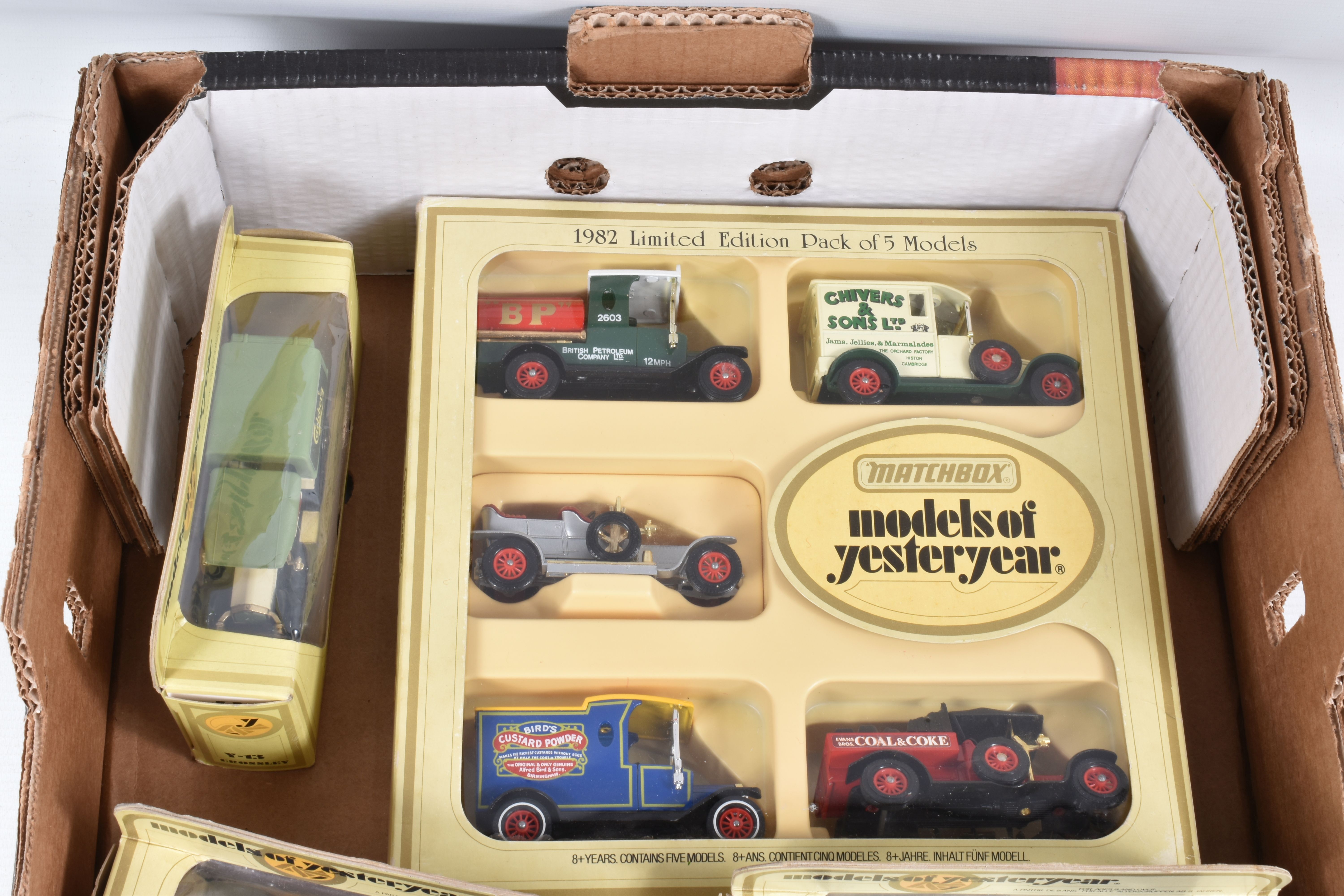 A QUANTITY OF BOXED AND UNBOXED DIECAST VEHICLES, boxed items to include Matchbox Models of - Image 3 of 13
