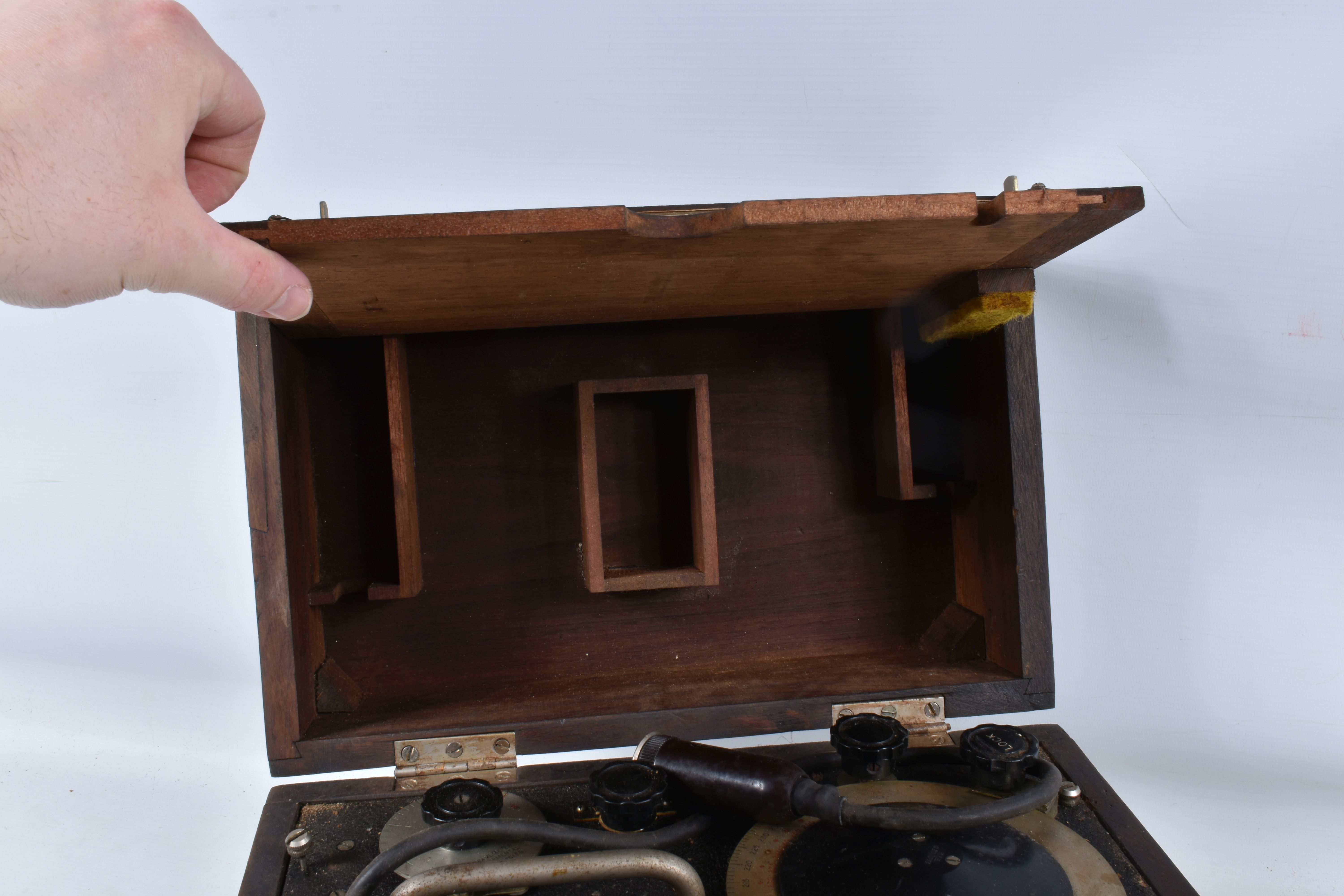 A MILITARY W1649 WAVEMETER IN A WOODEN CASE, this comes in a fitted box with a hinged top and lock - Image 6 of 6
