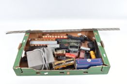 A QUANTITY OF UNBOXED AND ASSORTED OO GAUGE MODEL RAILWAY ITEMS, majority in damaged or playworn