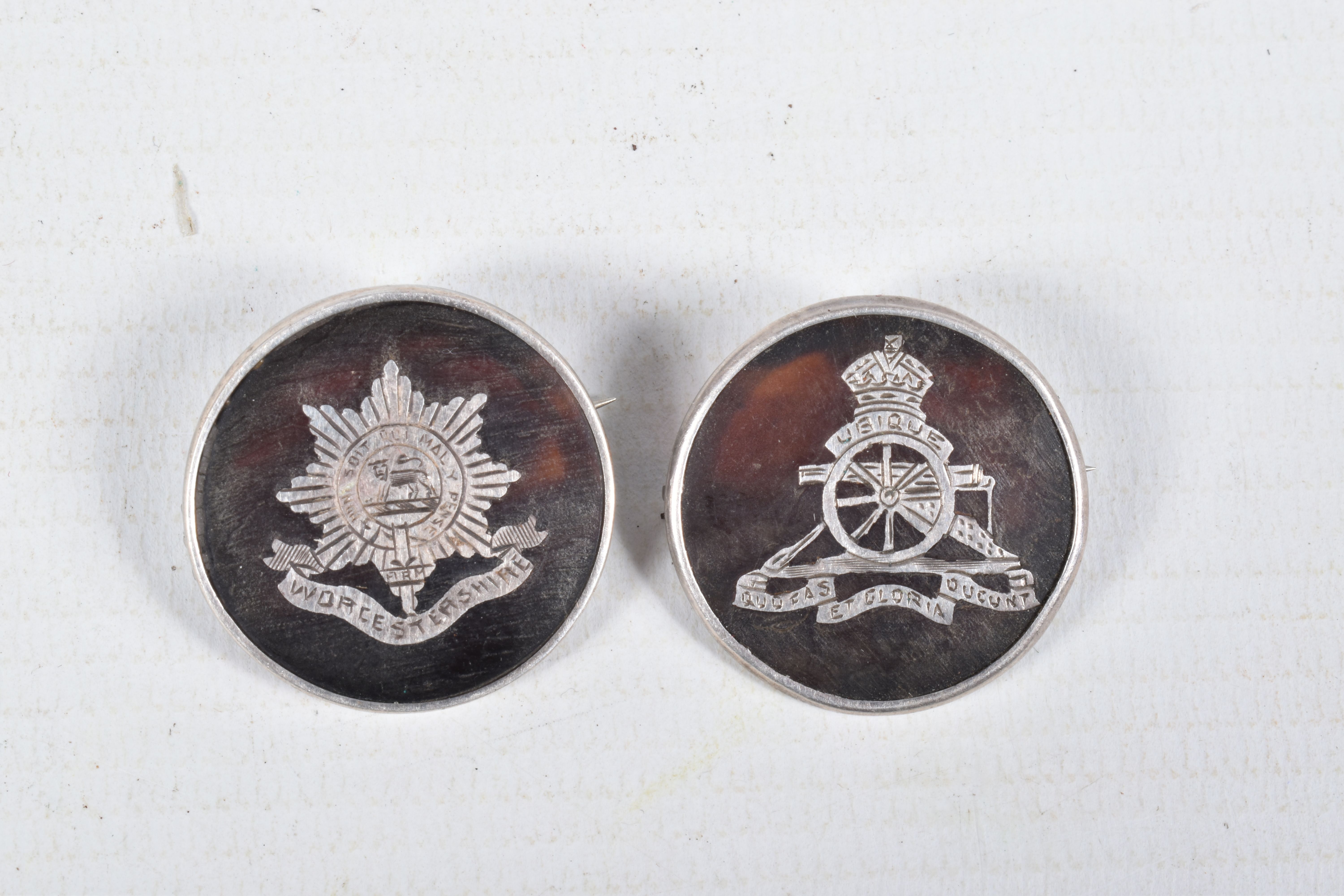 A COLLECTION OF WWI AND WWII BADGES, to include a male and femal ON War service badge, two silver - Image 13 of 16