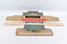 THREE WOODEN PRE-WAR WOODEN HORNBY DUBLO STATION BUILDINGS, D1 Through Station with green roof, D1