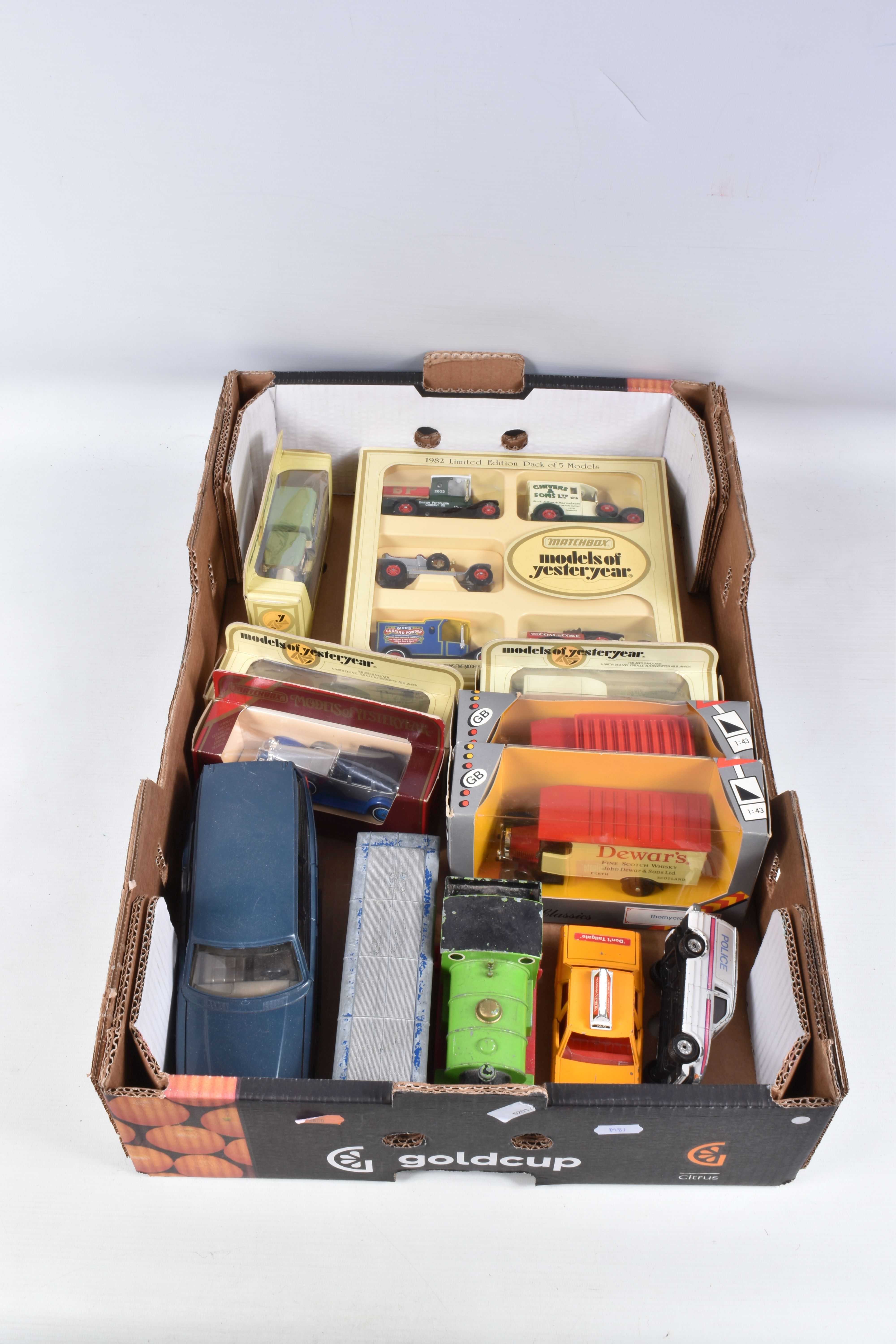 A QUANTITY OF BOXED AND UNBOXED DIECAST VEHICLES, boxed items to include Matchbox Models of - Image 2 of 13