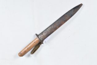 A TWENTIETH CENTURY MILITARY TRENCH OR FIGHTING KNIFE, this blade is not marked apart from a R