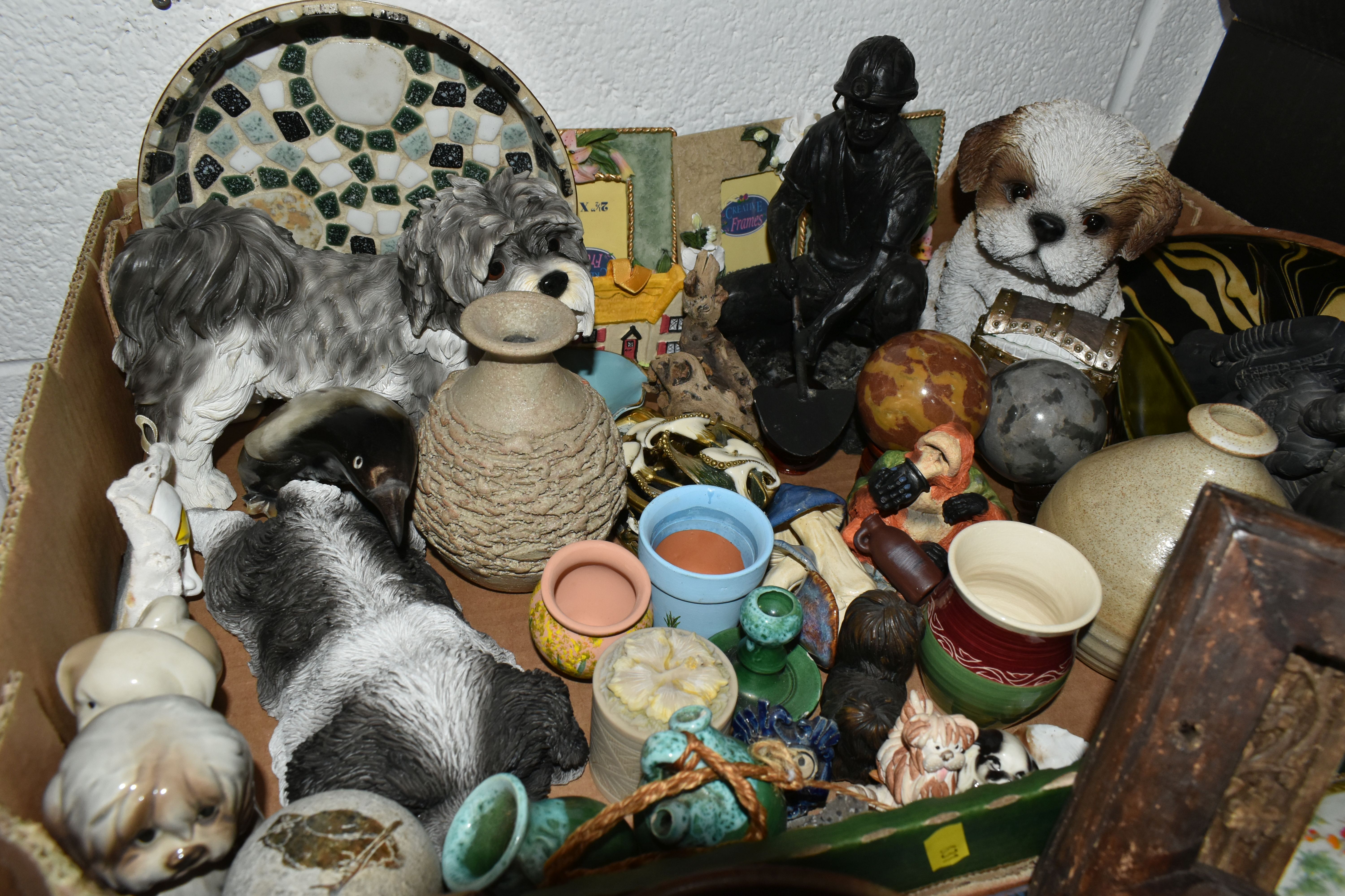 FOUR BOXES OF ORNAMENTS AND CERAMICS, to include three Poole Pottery Dolphin figurines, a Wedgwood - Bild 5 aus 7