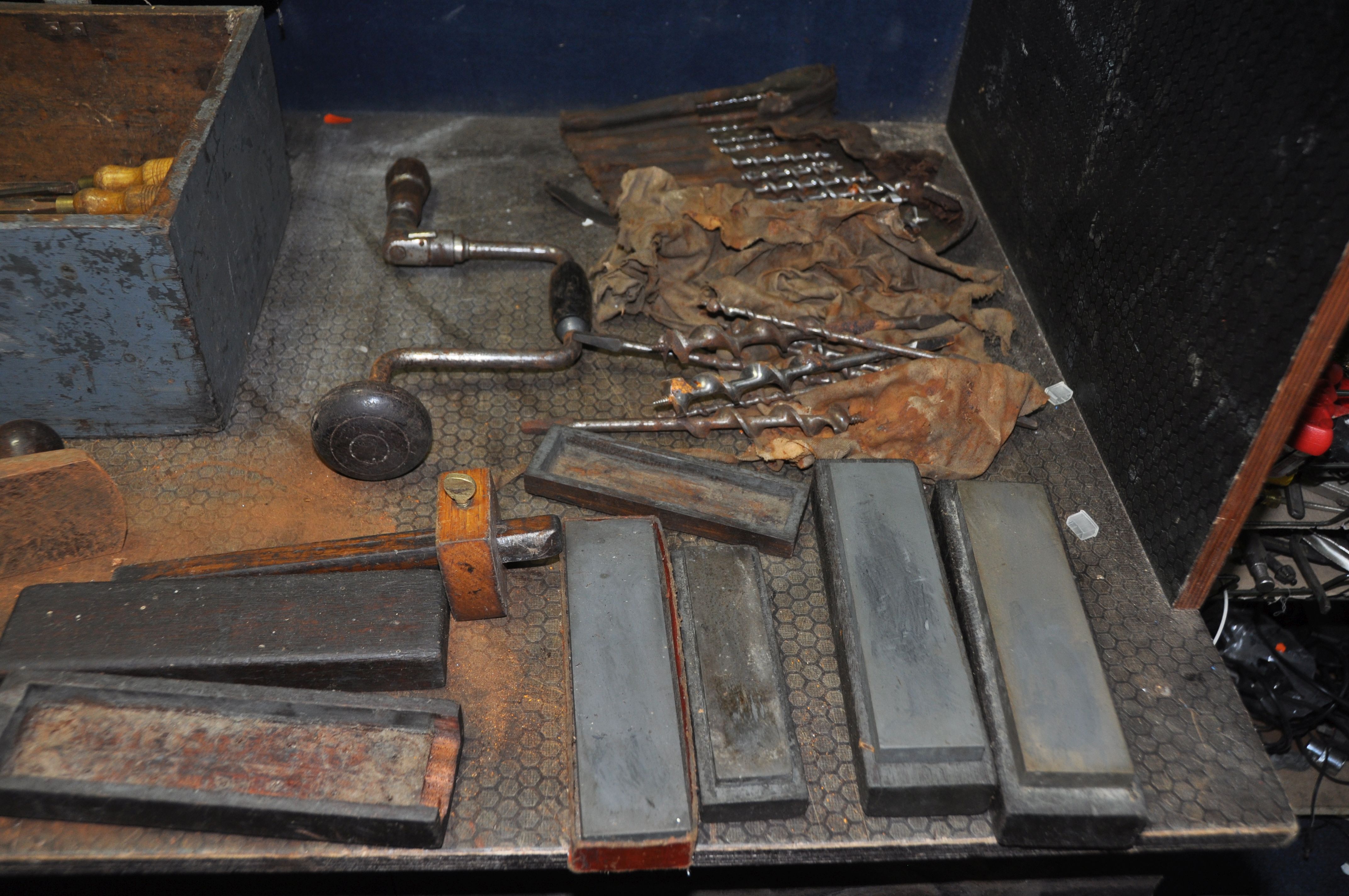 A VINTAGE CARPENTERS TOOLBOX CONTAINING TOOLS including a Stanley No6 and a No 4 1/2 planes, a - Image 5 of 8