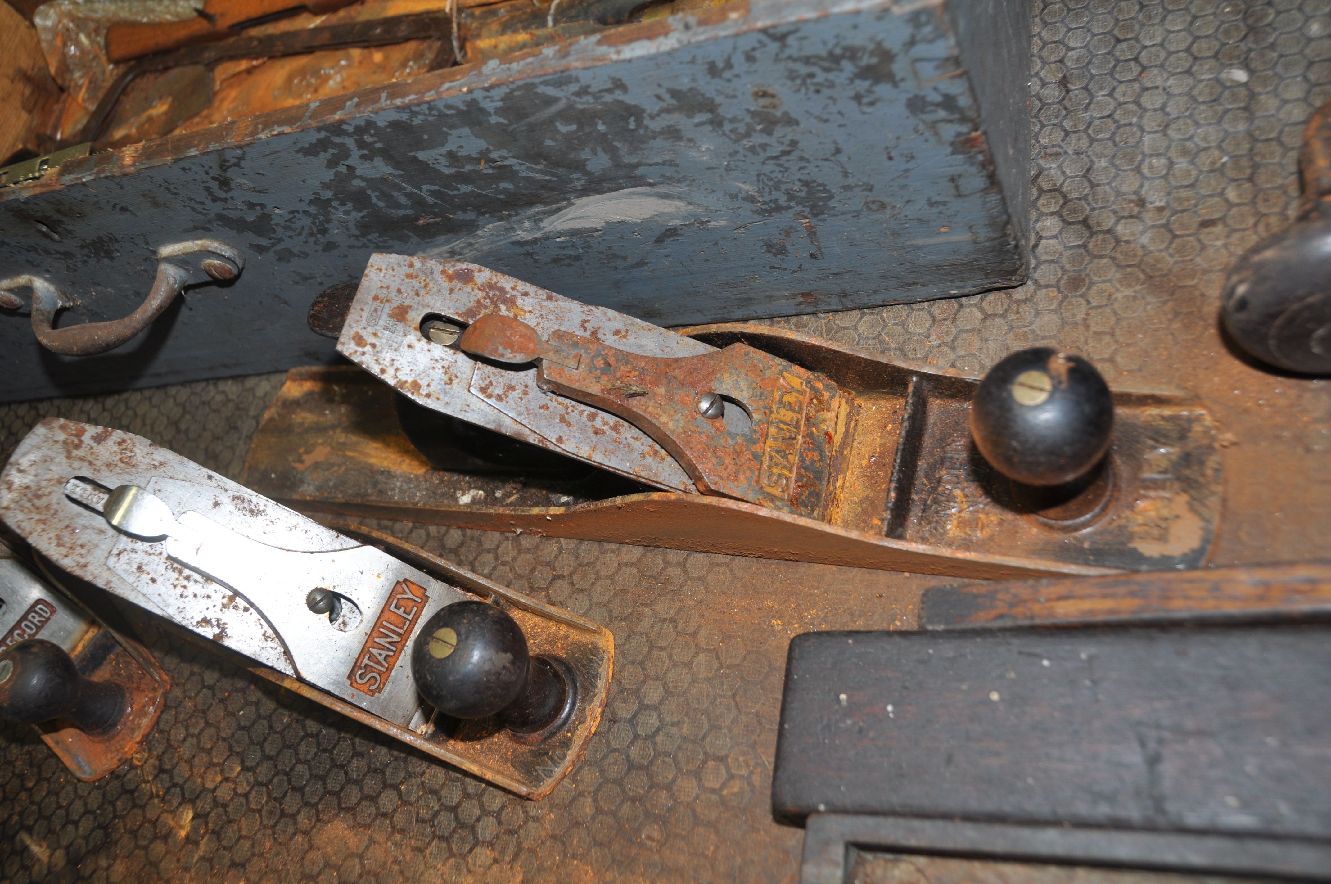 A VINTAGE CARPENTERS TOOLBOX CONTAINING TOOLS including a Stanley No6 and a No 4 1/2 planes, a - Image 3 of 8