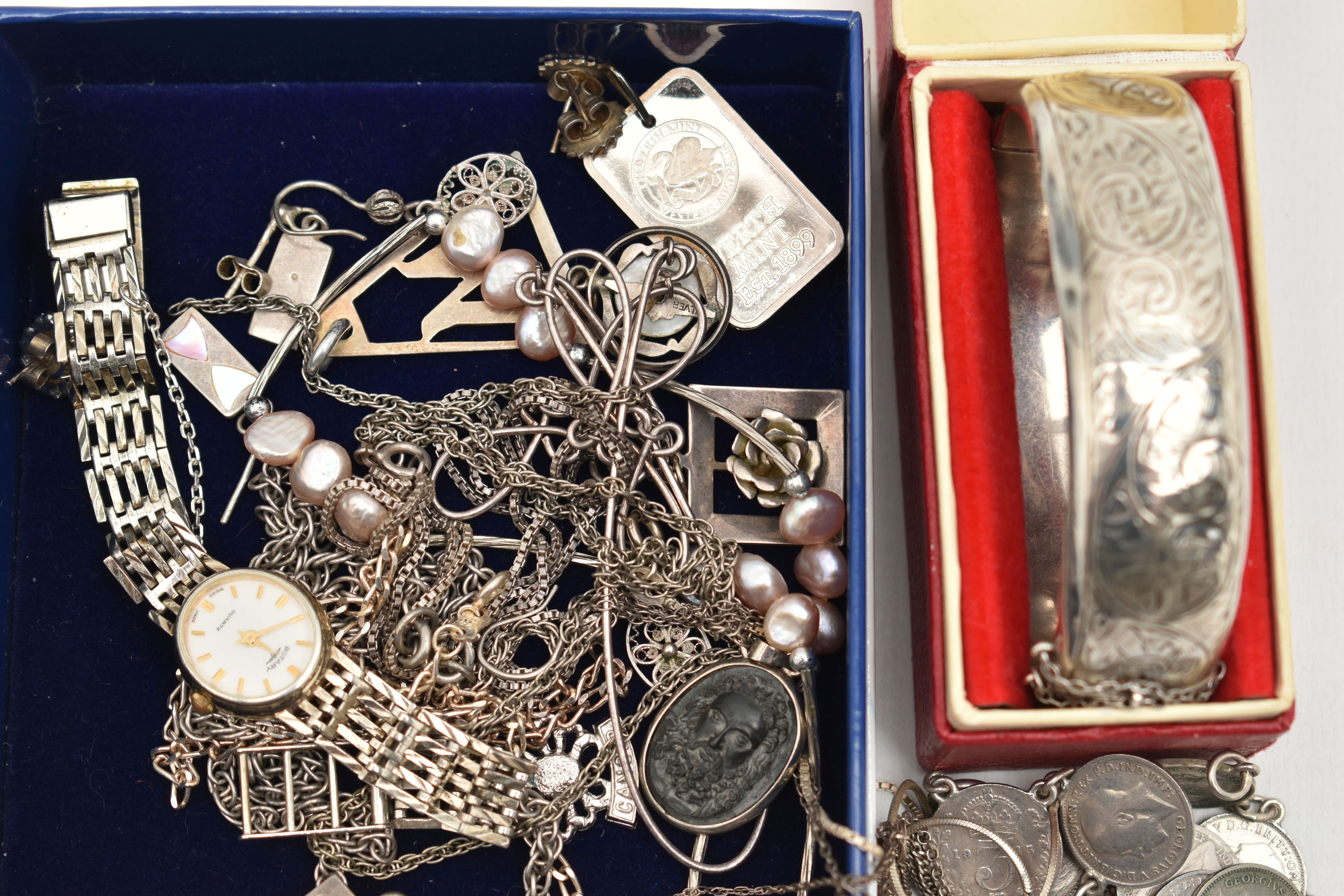 A SELECTION OF SILVER AND WHITE METAL JEWELLERY, to include a boxed silver hinged bangle with floral - Bild 2 aus 3