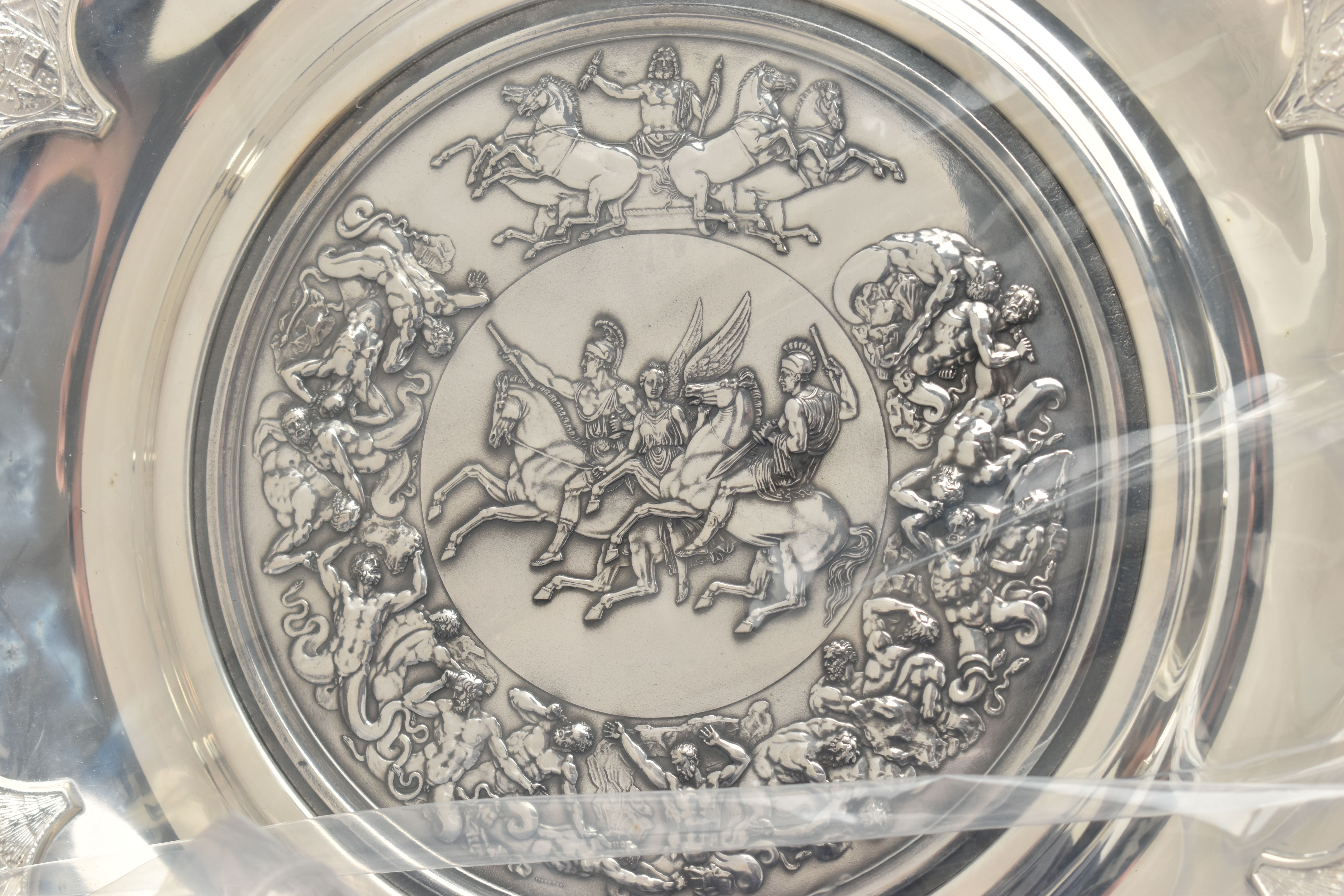 A CASED 'ROYAL MINT' WATERLOO SILVER SALVER, depicting a battle of Waterloo scene, with the Arms - Image 4 of 6