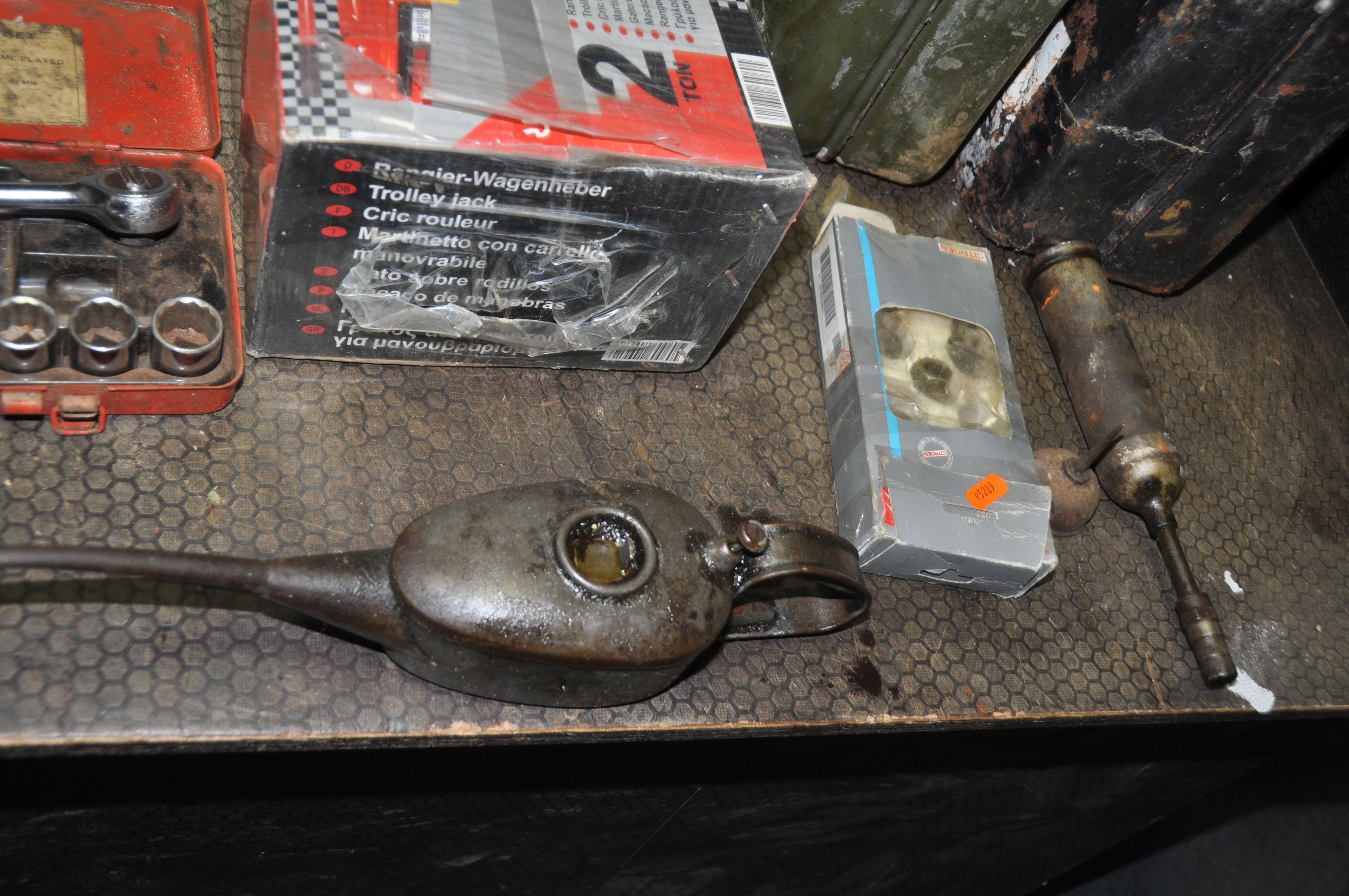 A COLLECTION OF AUTOMOTIVE TOOLS including a brand new still packaged 2 tonne trolley jack, two ' - Image 4 of 5