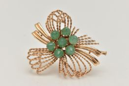 AN AVENTURINE QUARTZ BOW BROOCH, the centre claw set with seven cabochon aventurine quartz gems,