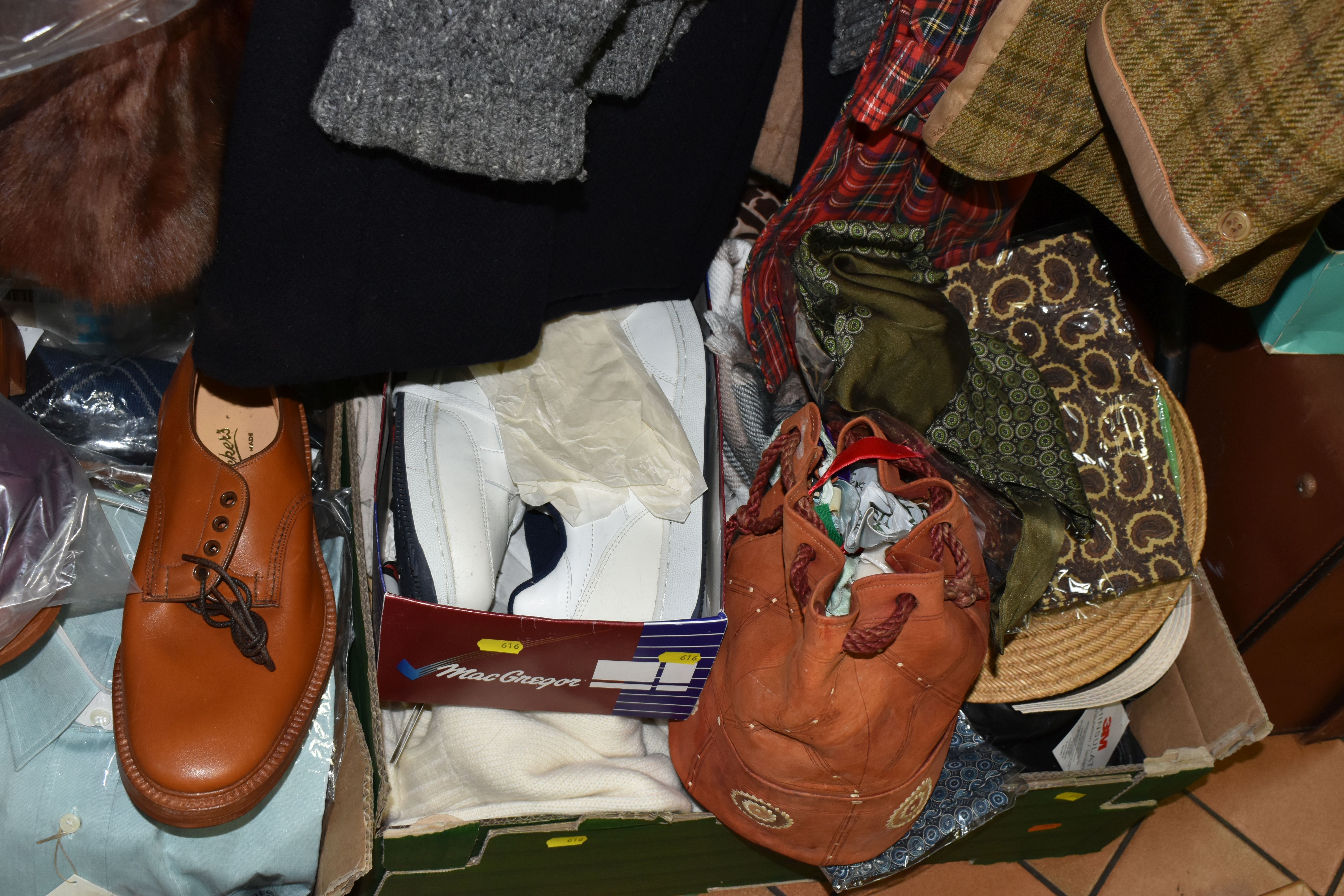 A QUANTITY OF LADIES AND GENTS CLOTHING, SUITCASES, BEDDING AND CLOTHING ACCESSORIES, the majority - Image 6 of 13