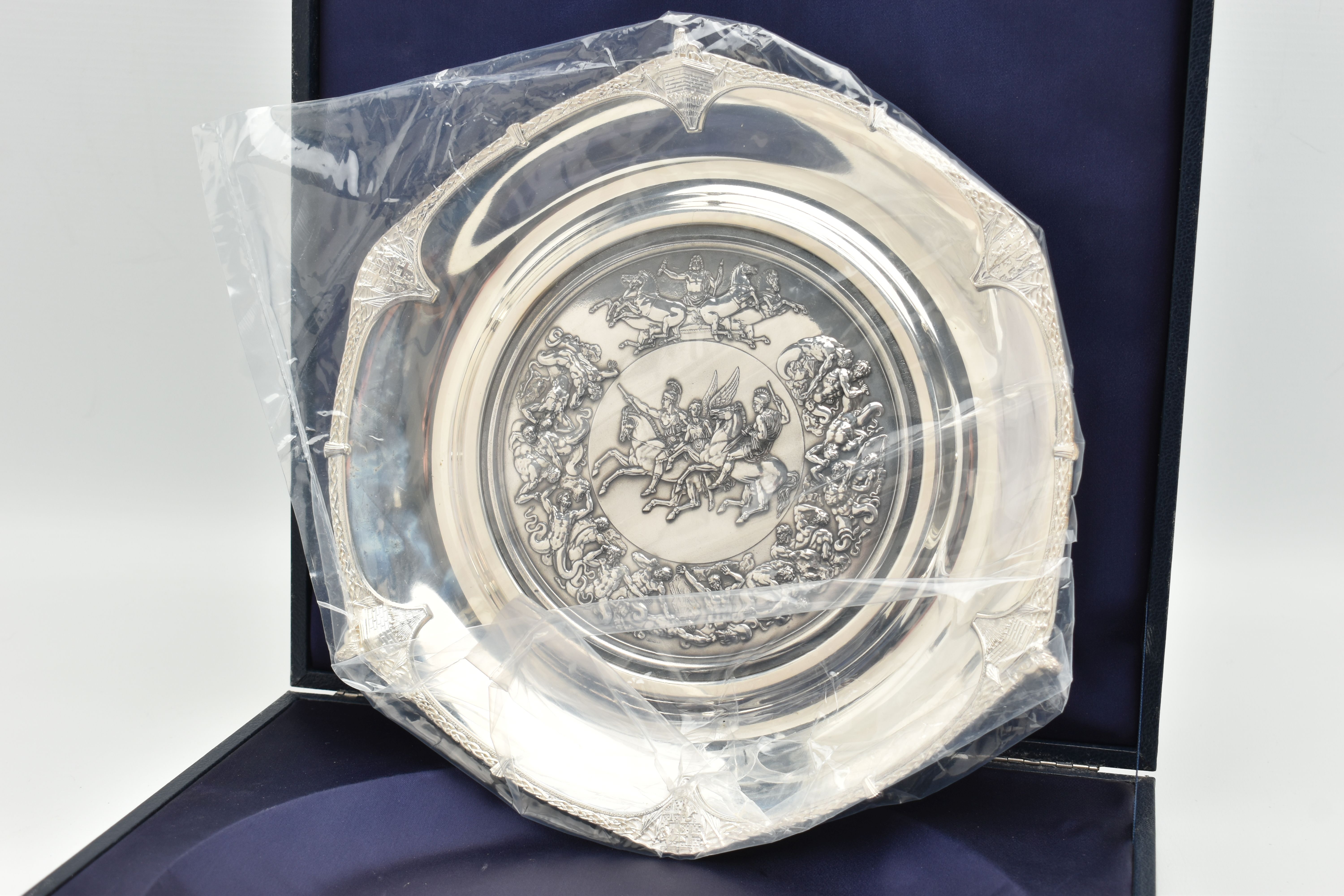 A CASED 'ROYAL MINT' WATERLOO SILVER SALVER, depicting a battle of Waterloo scene, with the Arms - Image 2 of 6