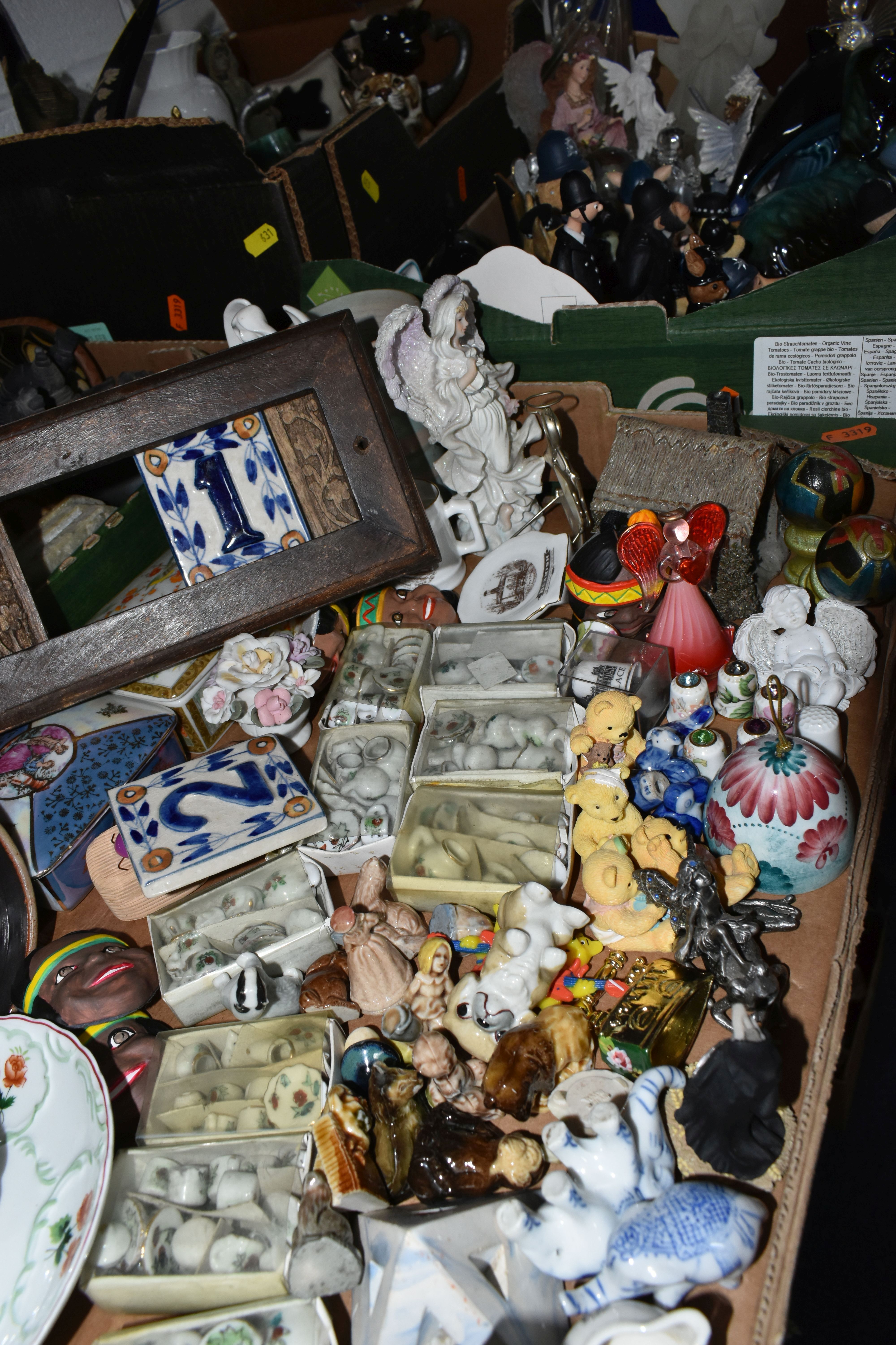 FOUR BOXES OF ORNAMENTS AND CERAMICS, to include three Poole Pottery Dolphin figurines, a Wedgwood - Bild 4 aus 7