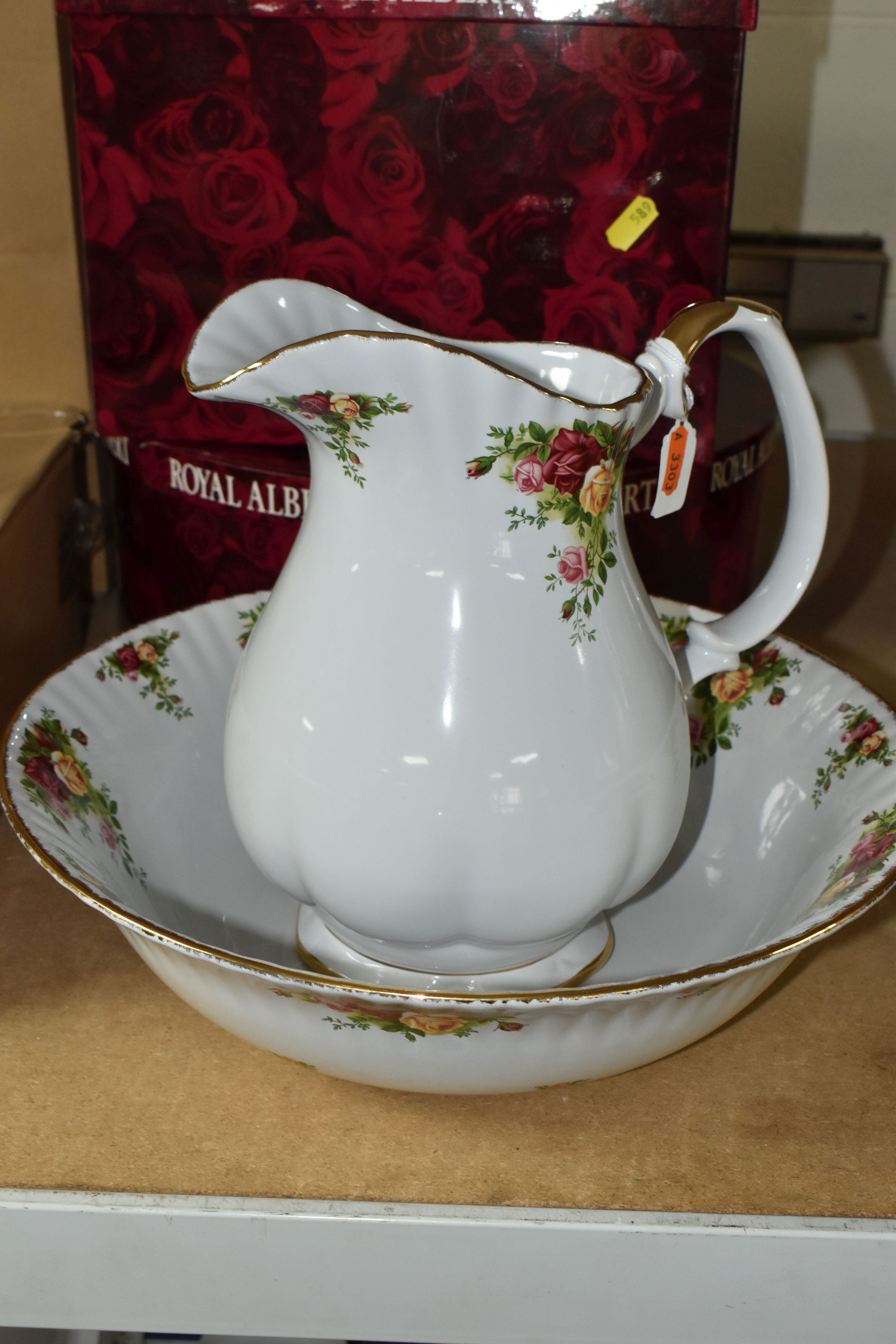 A LARGE BOXED ROYAL ALBERT 'OLD COUNTRY ROSES' PATTERN WASH JUG AND BOWL, stoneware still has - Image 4 of 5