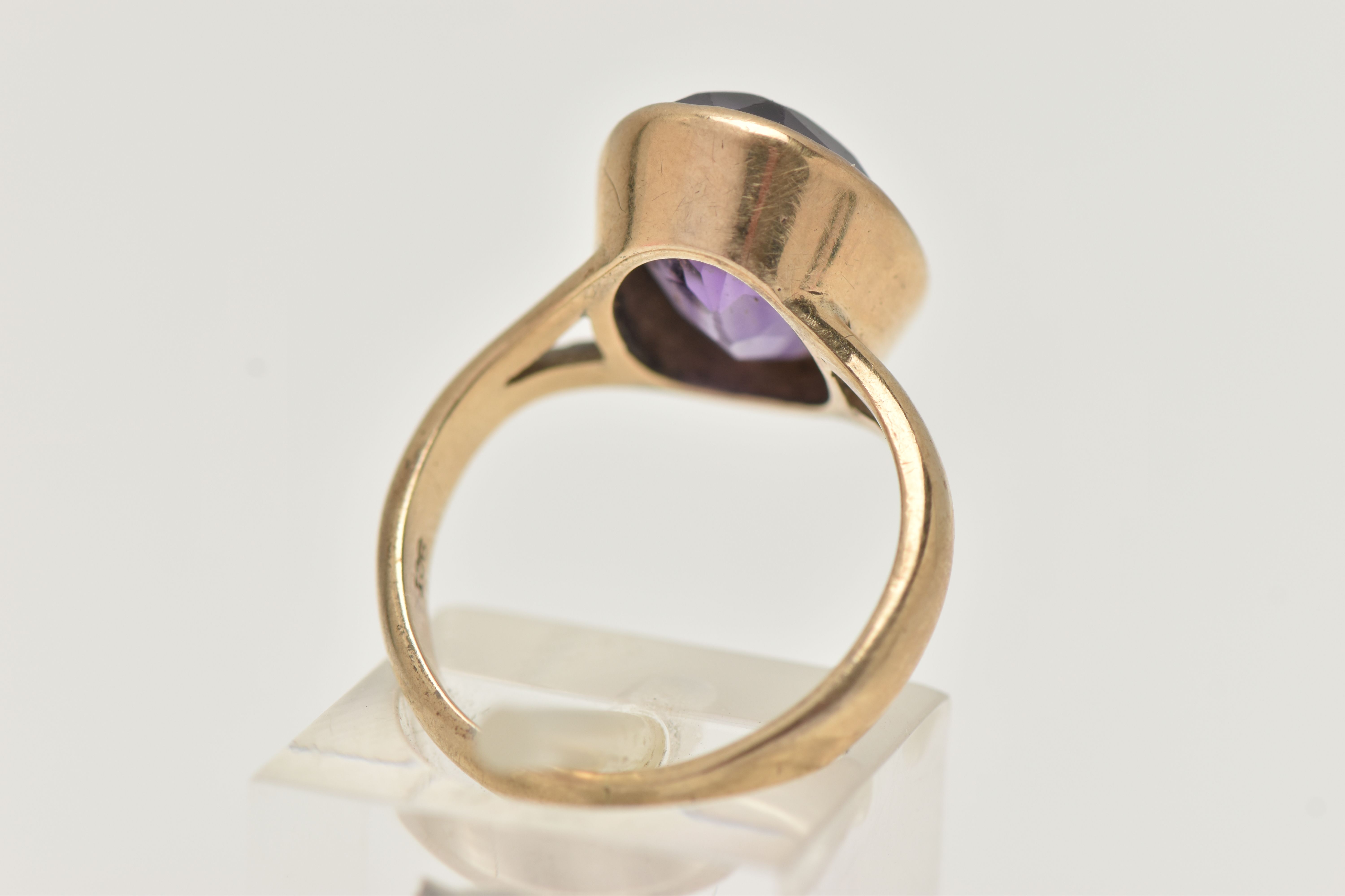 A YELLOW METAL AMETHYST RING, large oval cut amethyst, measuring approximately length 15.2mm x width - Image 3 of 4