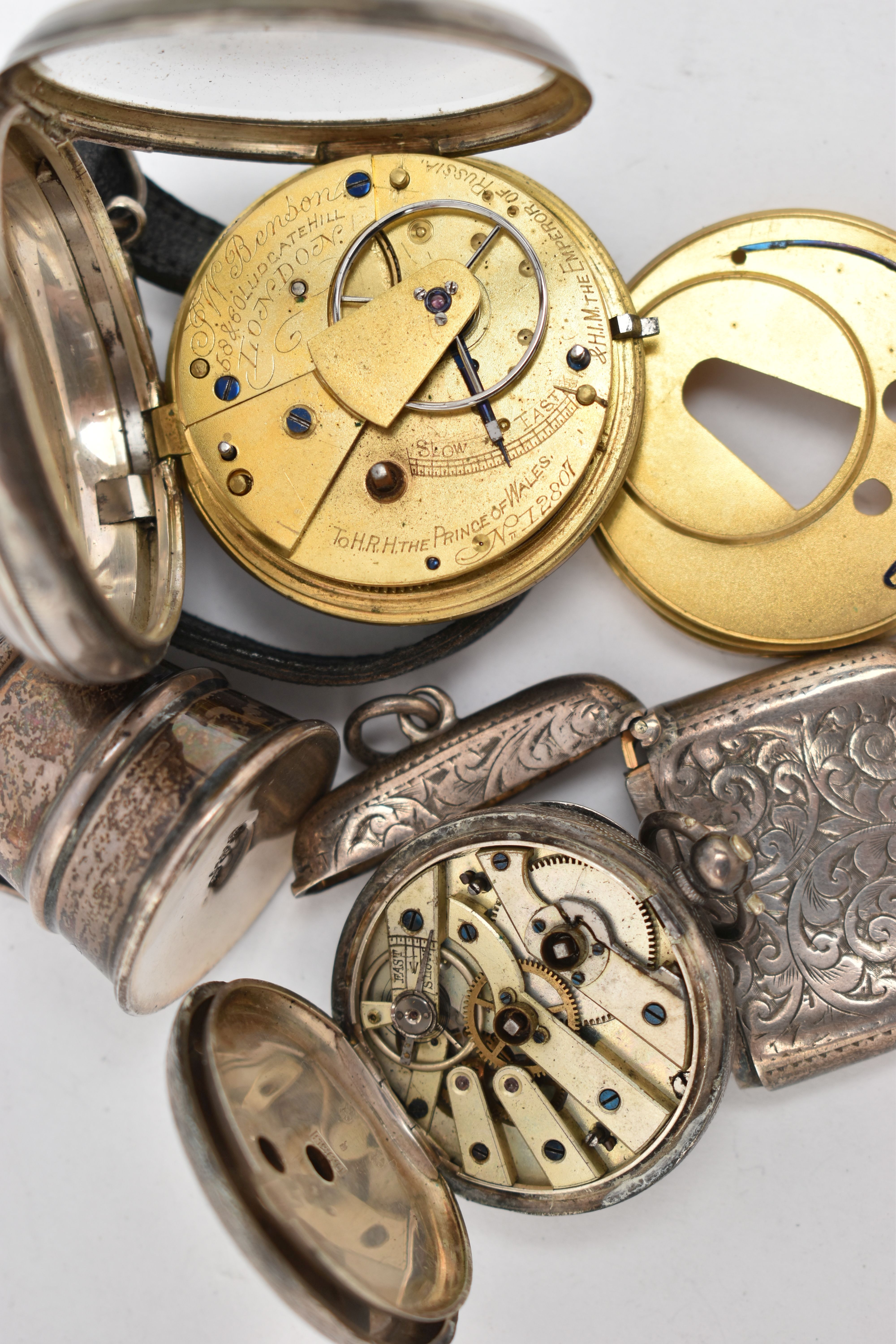 A SMALL COLLECTION OF SILVER ITEMS, to include a silver cased open face pocket watch, key wound - Bild 4 aus 4