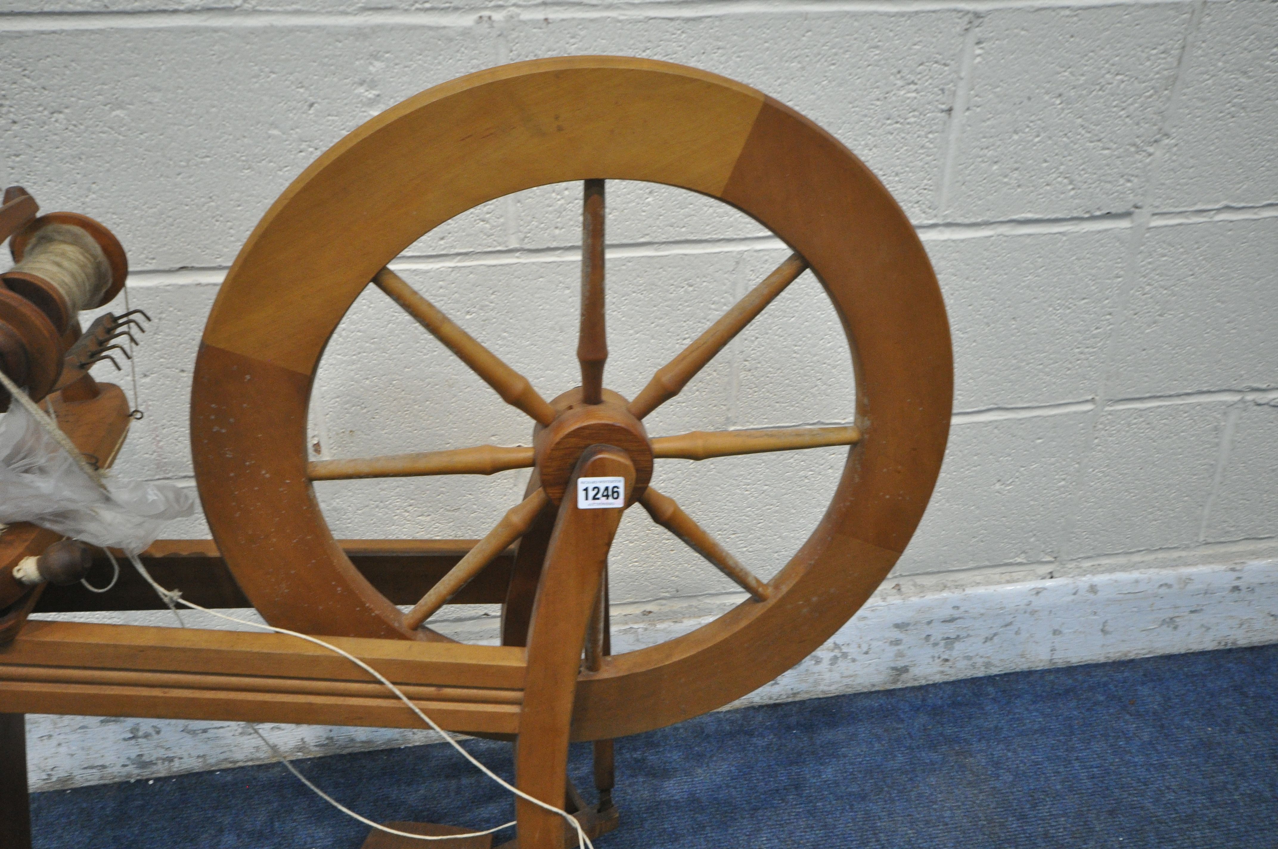 A 20TH CENTURY OAK SPINNING WHEEL (condition report: general signs of wear and usage) - Image 2 of 4