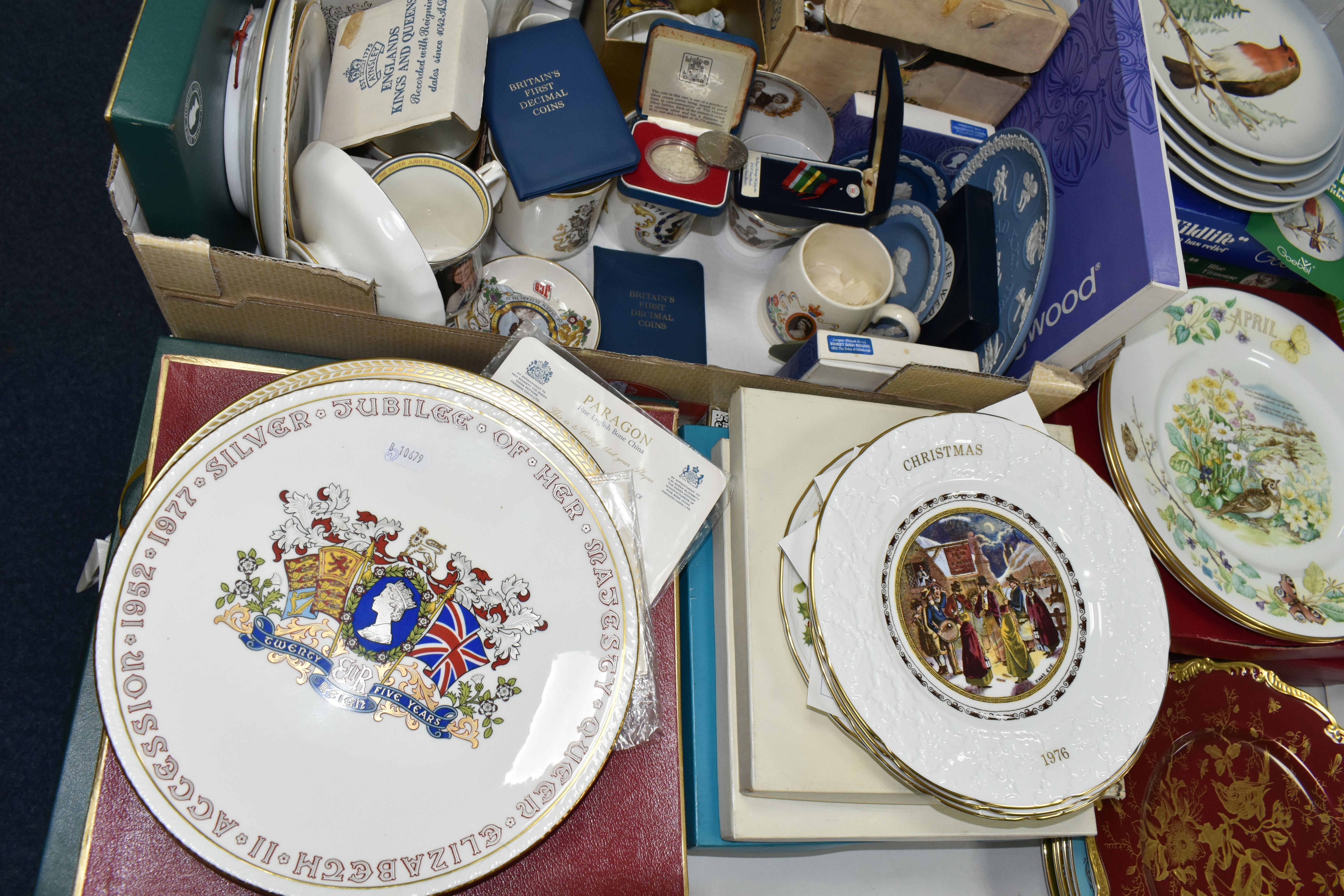 ONE BOX AND LOOSE ROYAL COMMEMORATIVE ITEMS AND COLLECTOR'S PLATES, to include two boxed wedgwood ' - Image 4 of 8