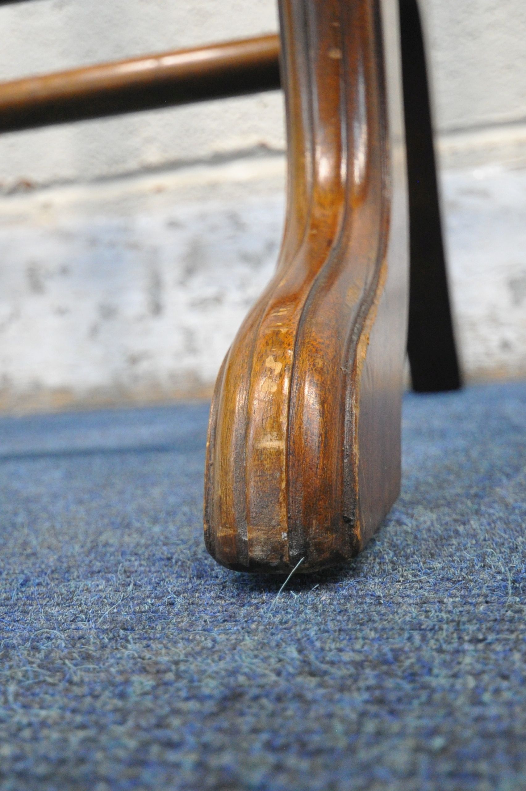 A 20TH CENTURY MAHOGANY GENTLEMAN'S VALET STAND, with jacket holder cuff link tray and two - Image 4 of 4