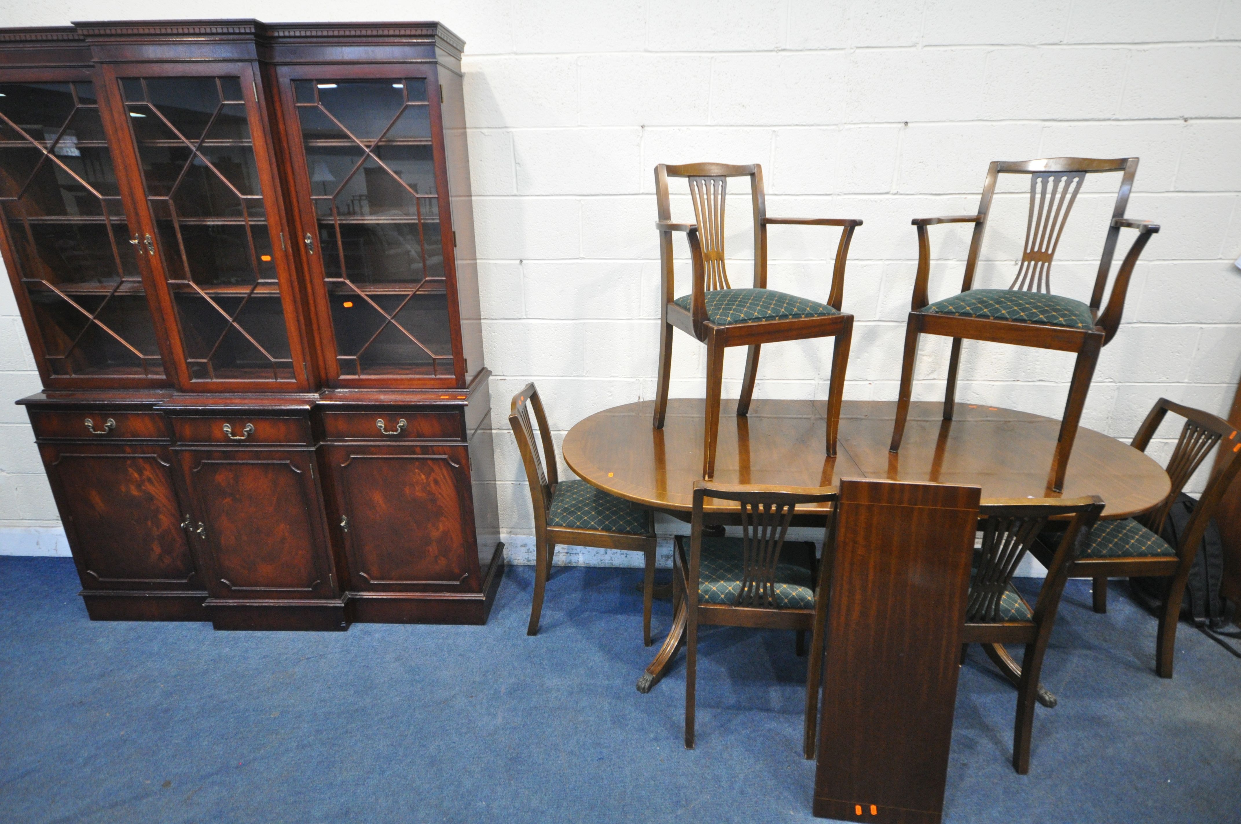 A 20TH CENTURY MAHOGANY OVAL EXTENDING DINING TABLE, with one additional leaf, open length 213cm x