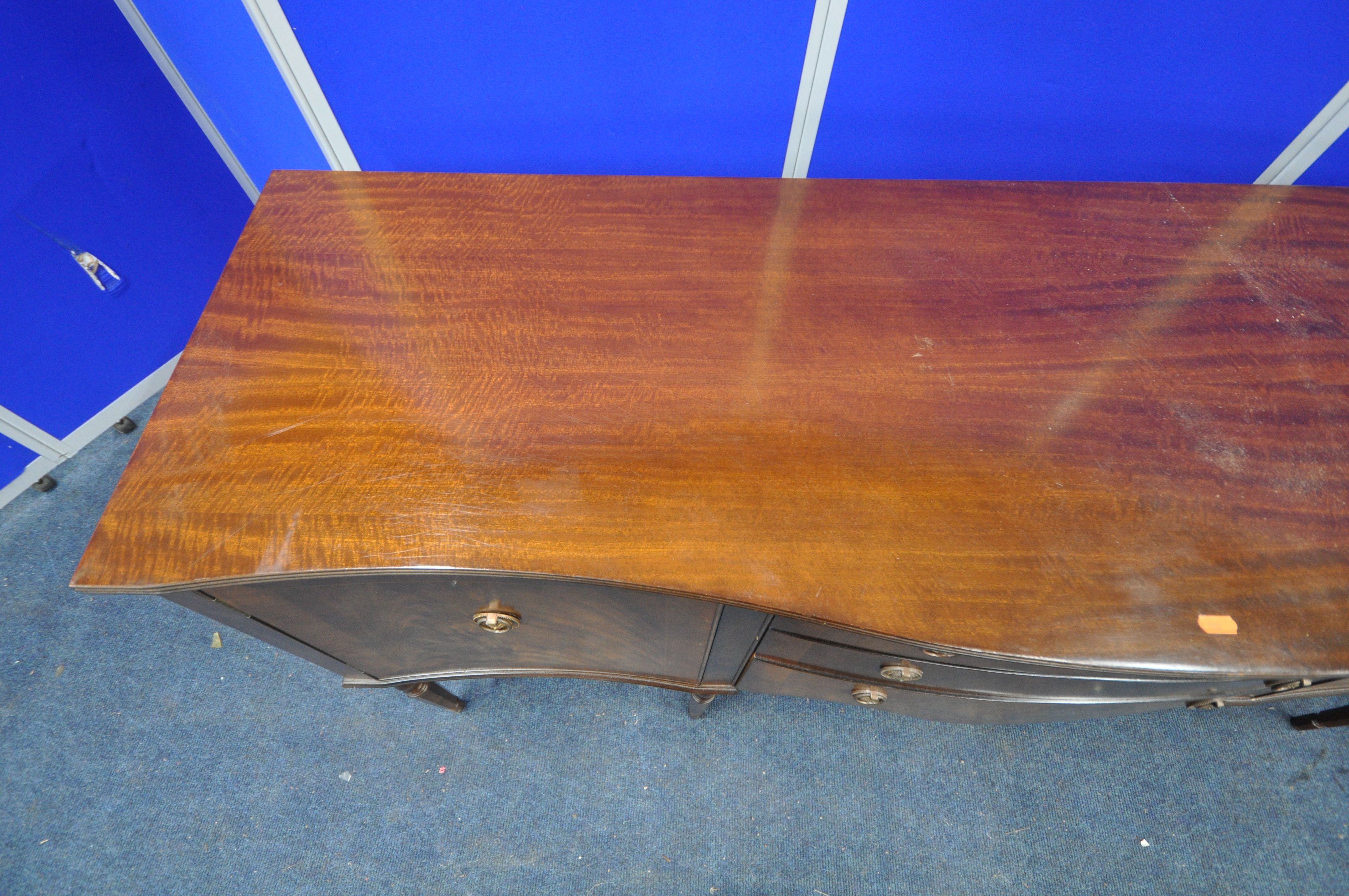 A 20TH CENTURY MAHOGANY OVAL EXTENDING DINING TABLE, with one fold out leaf, length 145cm x depth - Image 6 of 6