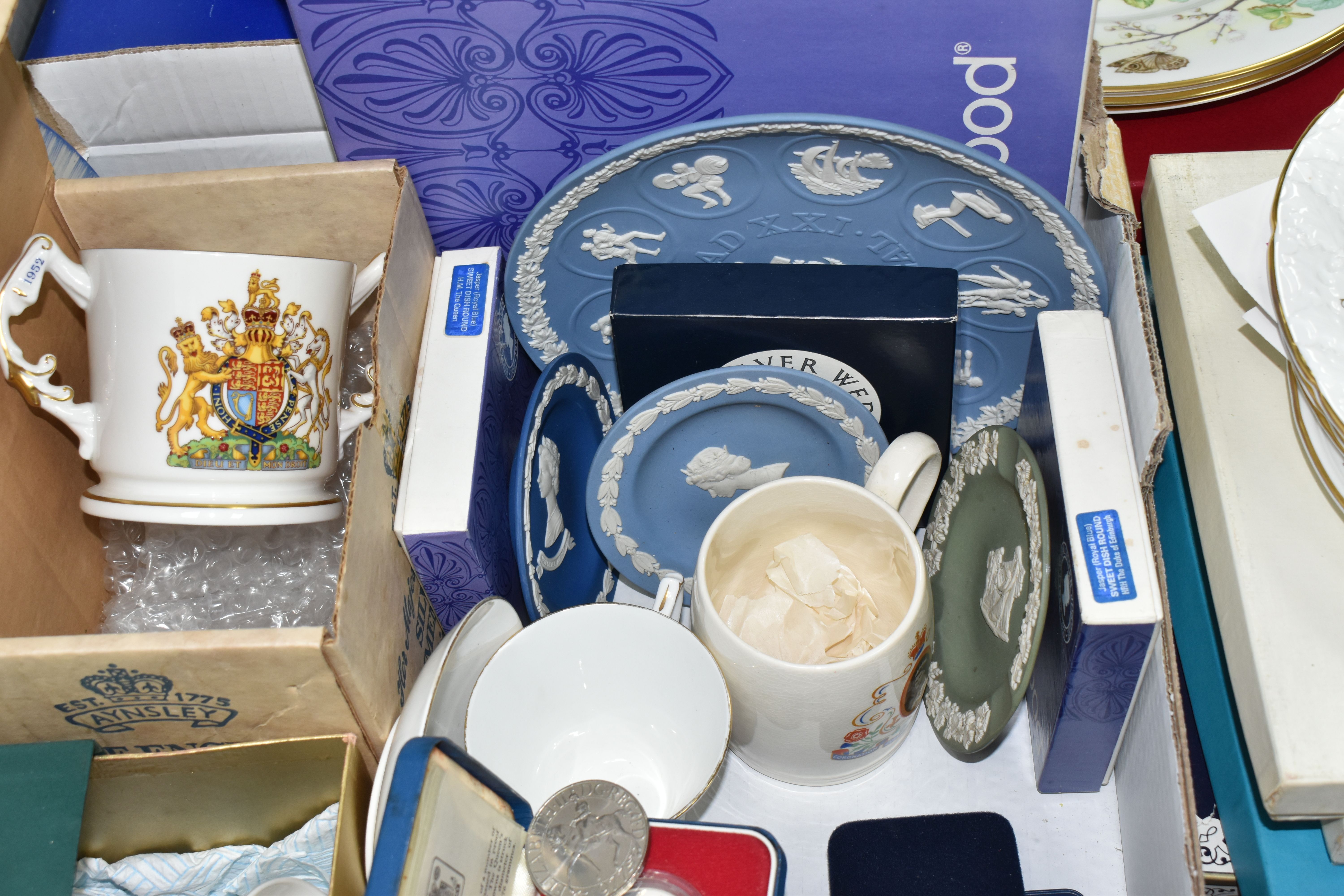 ONE BOX AND LOOSE ROYAL COMMEMORATIVE ITEMS AND COLLECTOR'S PLATES, to include two boxed wedgwood ' - Image 7 of 8