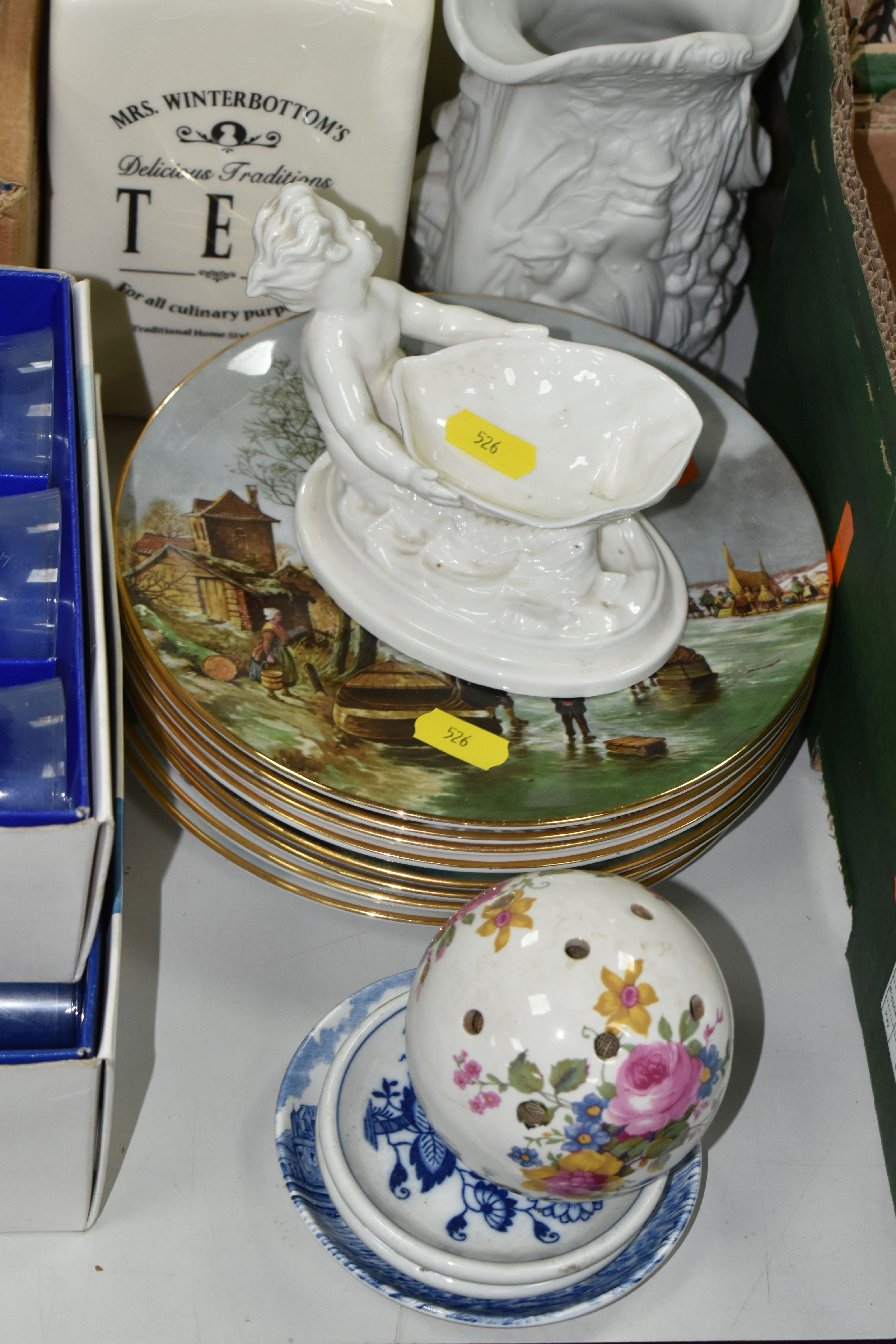 THREE BOXES AND LOOSE CERAMICS AND GLASS WARES ETC, to include eight Royal Grafton 'Winter Scenes' - Bild 5 aus 10