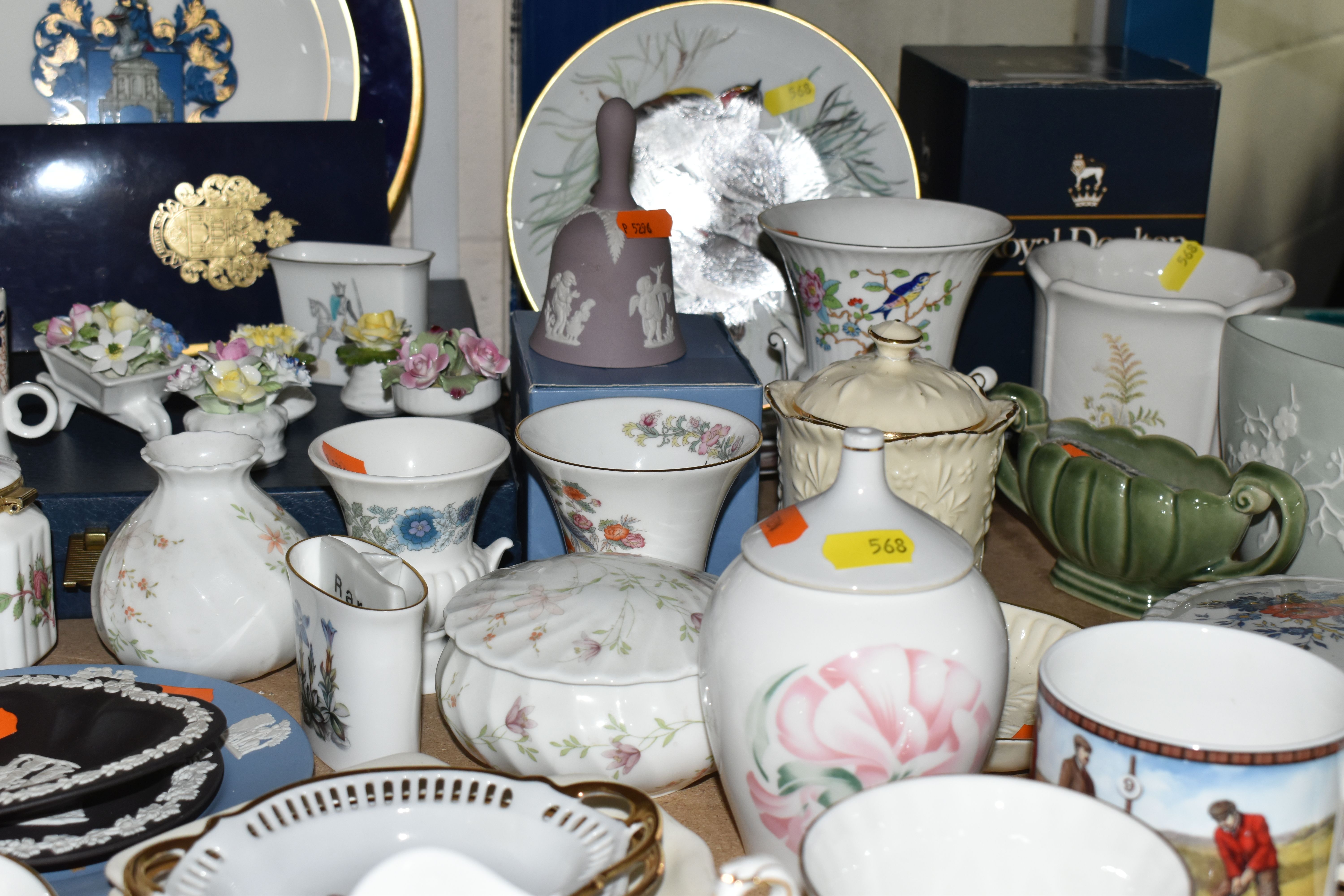A COLLECTION OF ROYAL DOULTON, AYNSLEY AND WEDGWOOD GIFTWARE AND OTHER CERAMICS, including Royal - Bild 7 aus 9