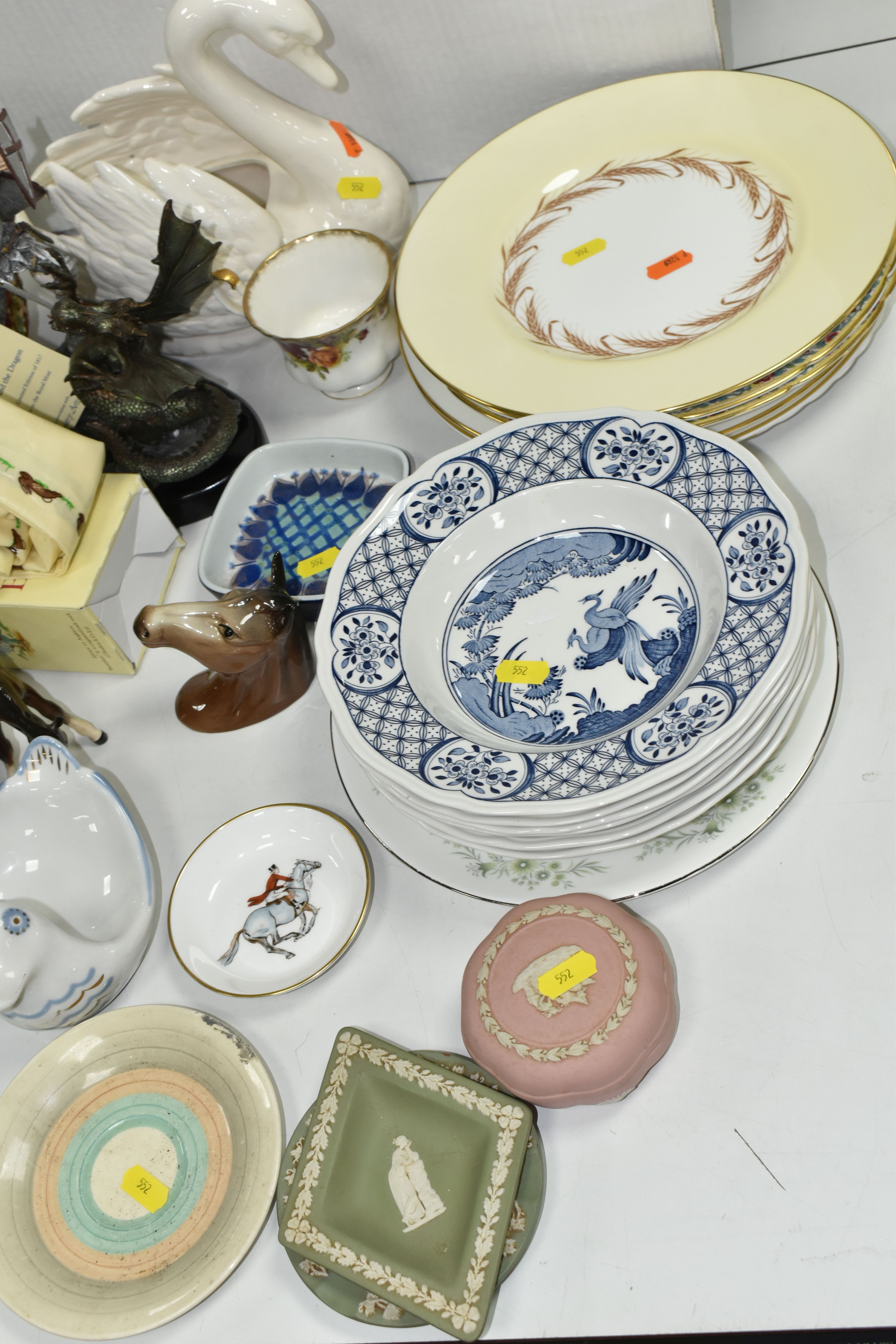 A SMALL SELECTION OF DECORATIVE CERAMICS ETC, to include a Small Royal Copenhagen Fajance dish, a - Bild 3 aus 9