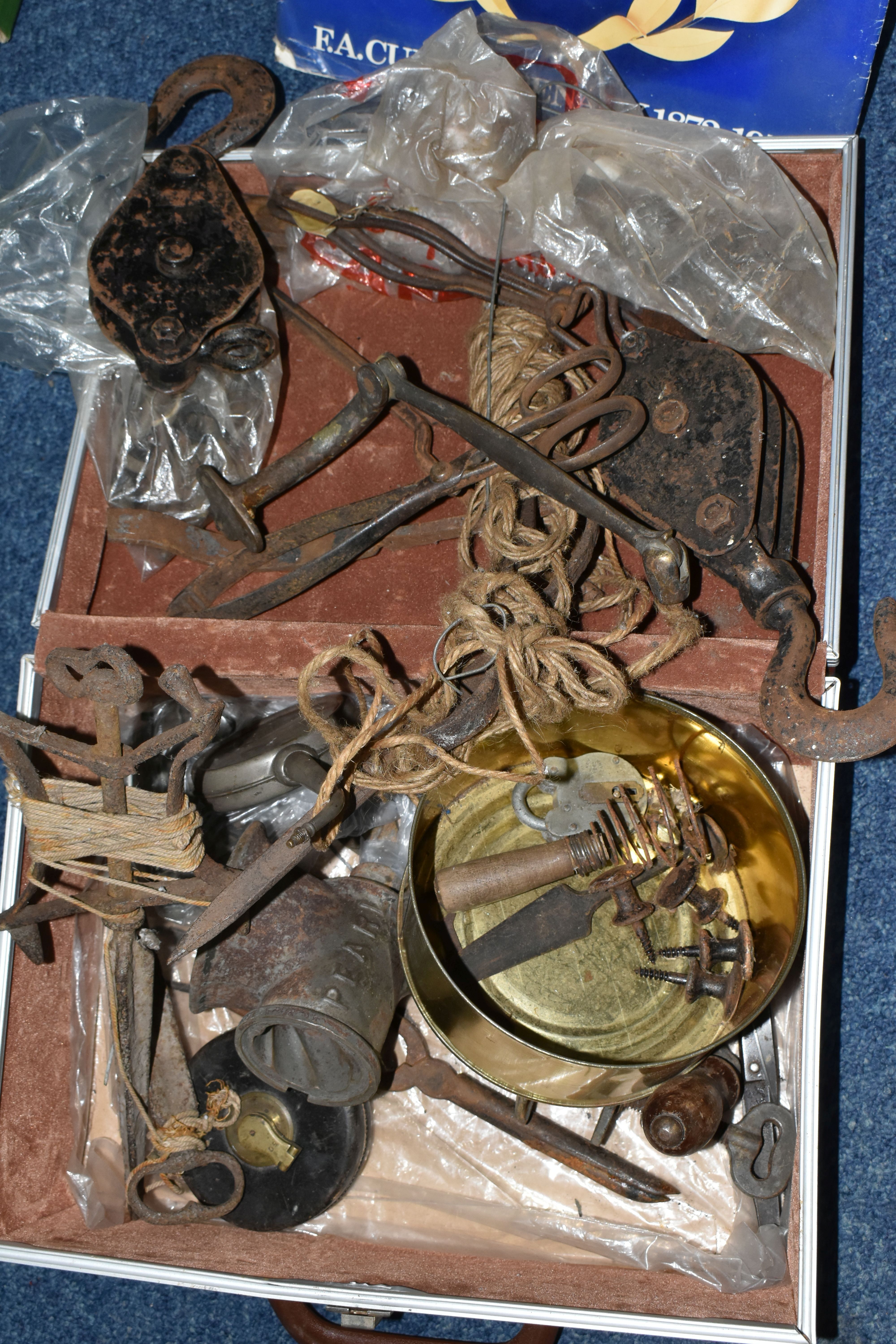 A CASE CONTAINING VINTAGE METAL ITEMS AND A 1972 FA CUP FOLDER OF ESSO MEDALS, ETC, the metal - Bild 3 aus 5