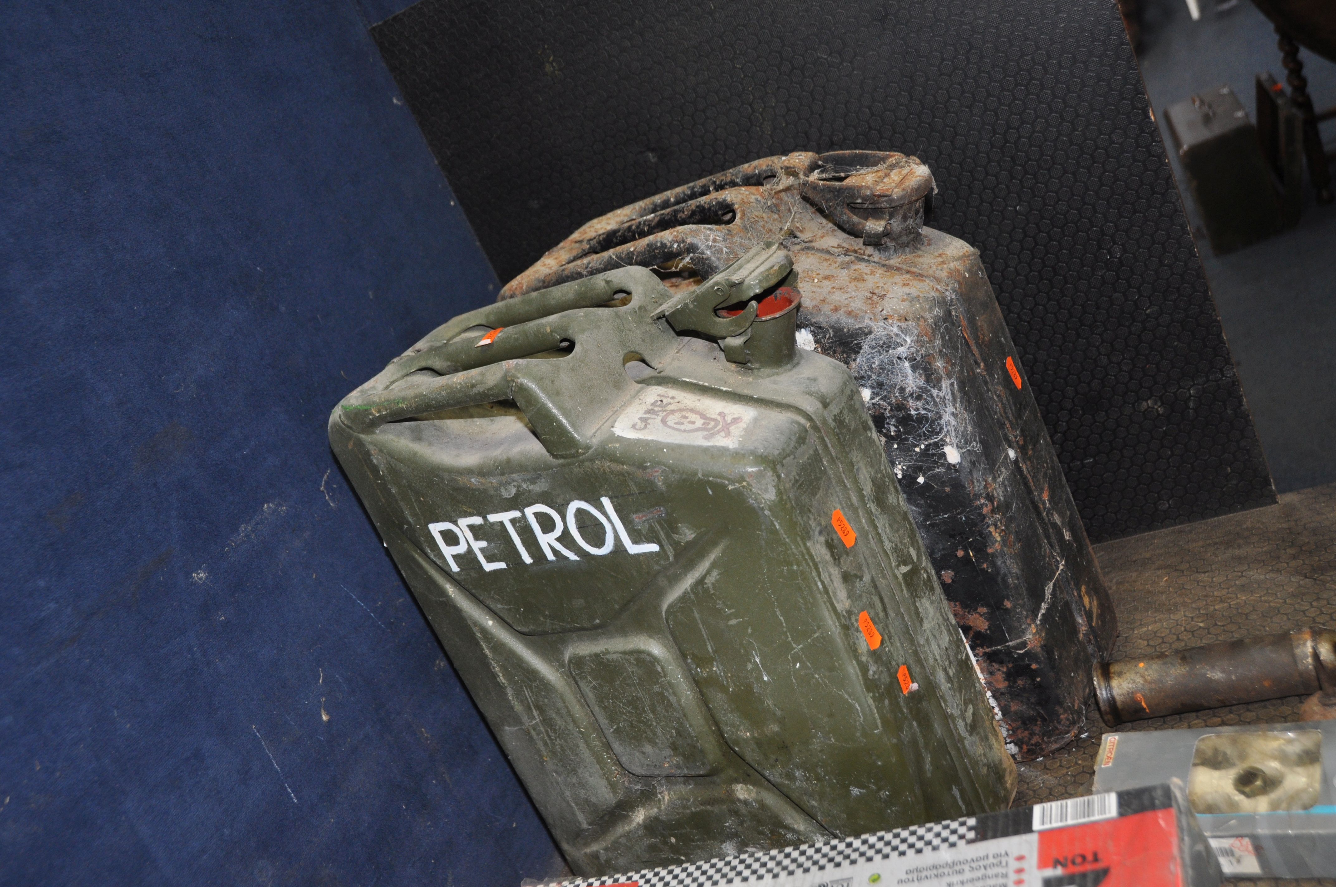 A COLLECTION OF AUTOMOTIVE TOOLS including a brand new still packaged 2 tonne trolley jack, two ' - Image 3 of 5