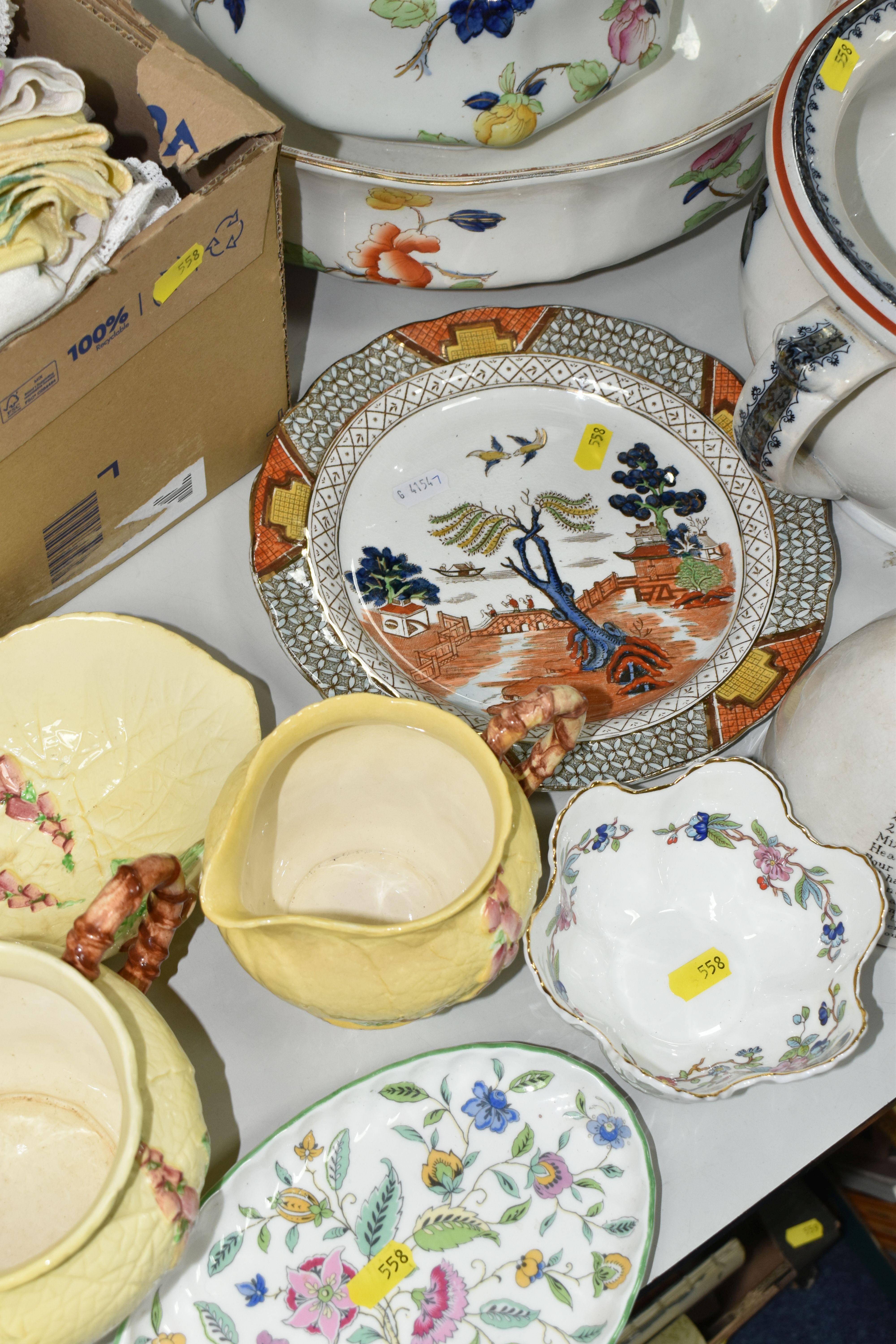 ONE BOX AND LOOSE CERAMICS AND TABLE LINEN, to include a Corona ware 'Peonie' pattern wash bowl - Image 5 of 11