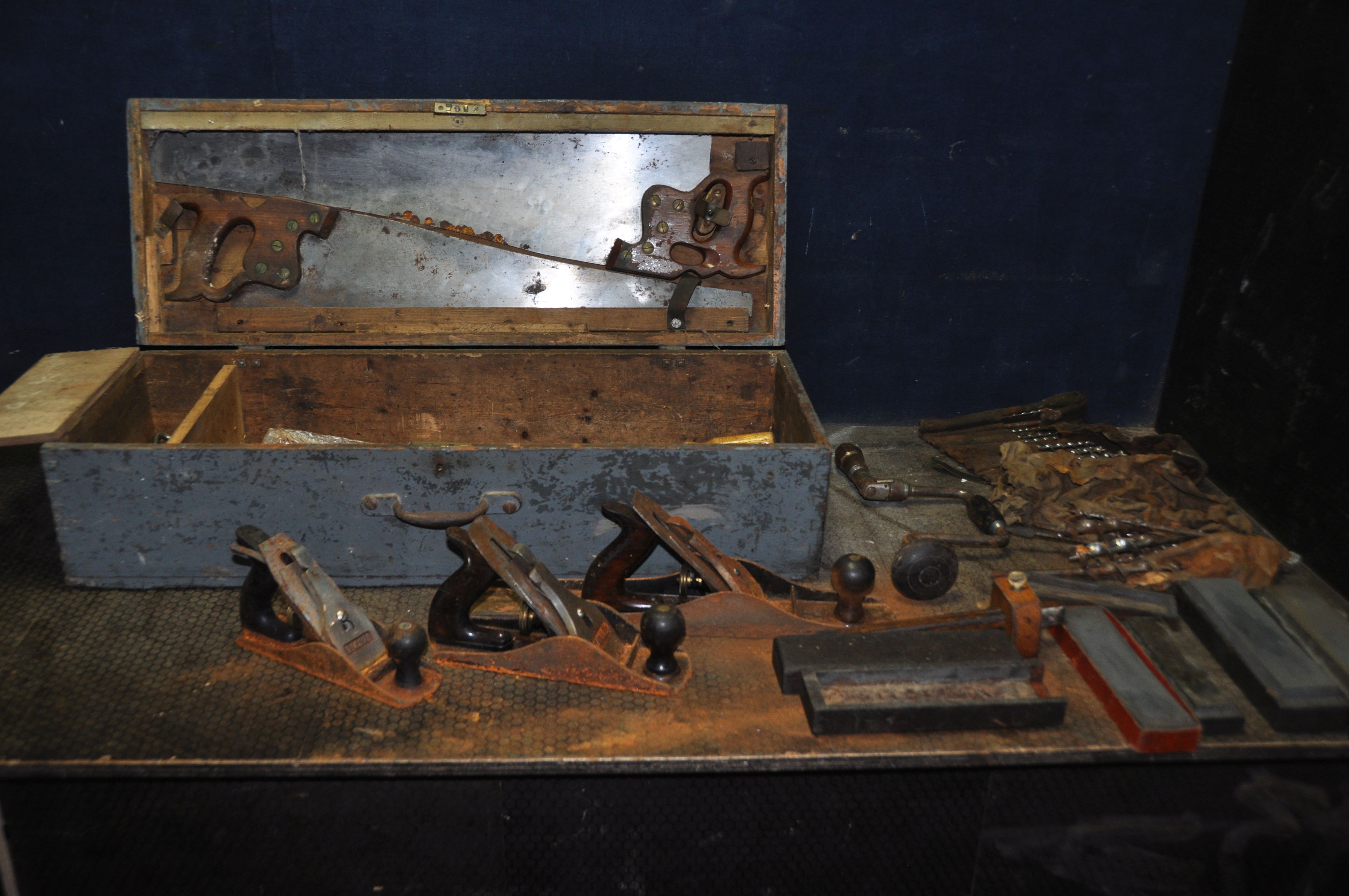 A VINTAGE CARPENTERS TOOLBOX CONTAINING TOOLS including a Stanley No6 and a No 4 1/2 planes, a