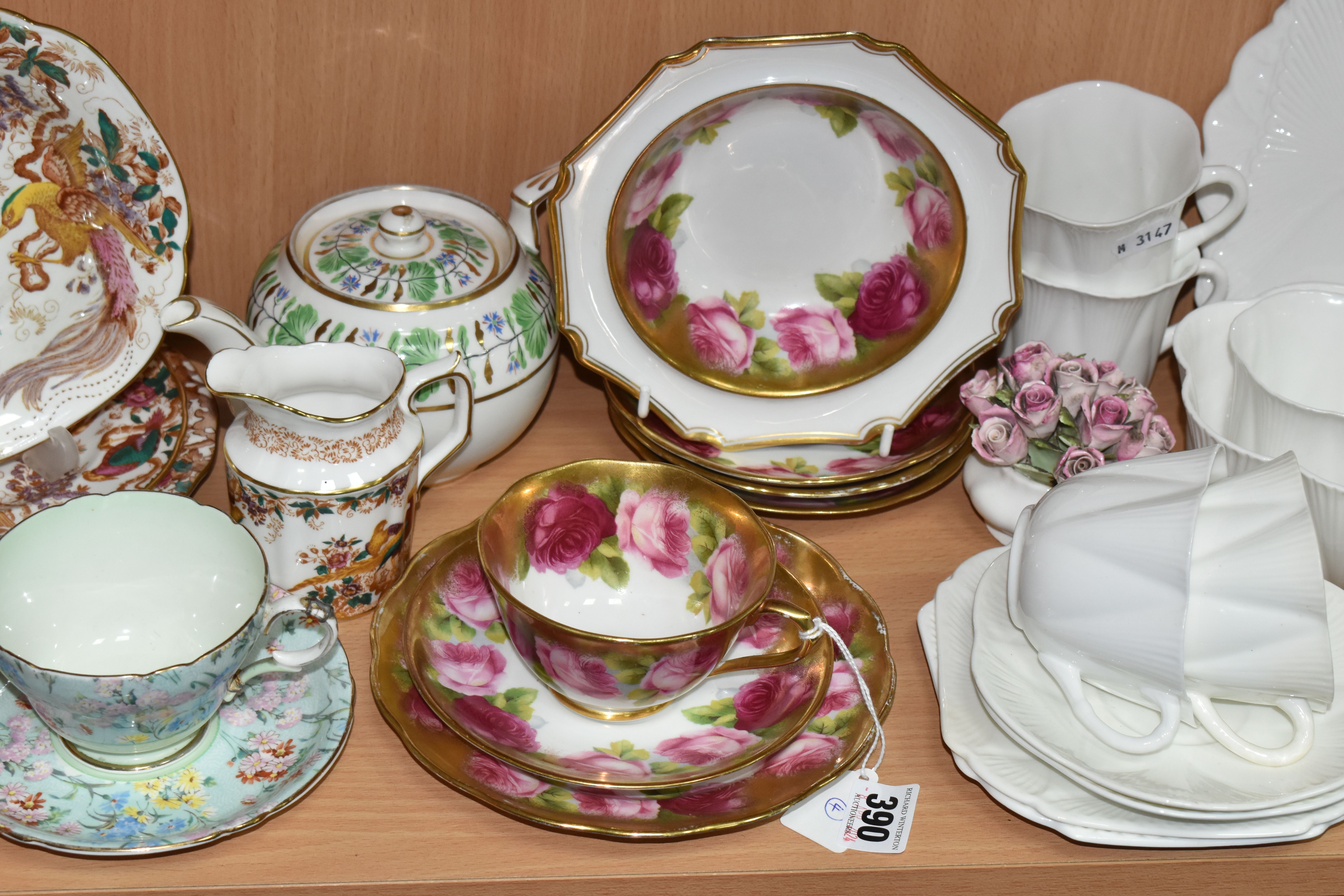 A GROUP OF SHELLEY, ROYAL ALBERT, ROYAL CROWN DERBY AND OTHER TEAWARE, including Royal Albert Old - Bild 3 aus 11