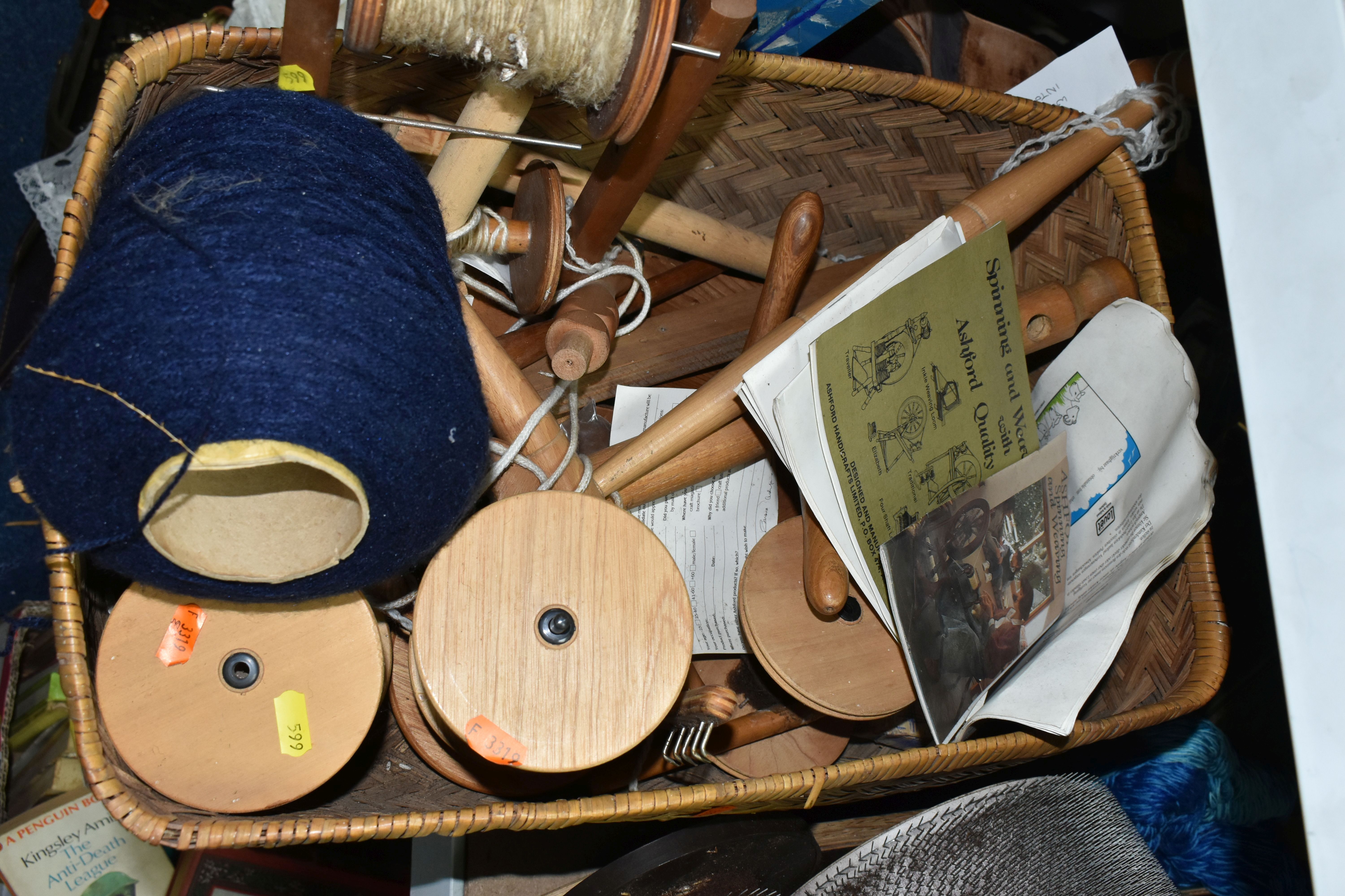 ONE BOX AND LOOSE WEAVING AND WOOL SPINNING EQUIPMENT, comprising a Louét Junior roving Carder - Image 5 of 7